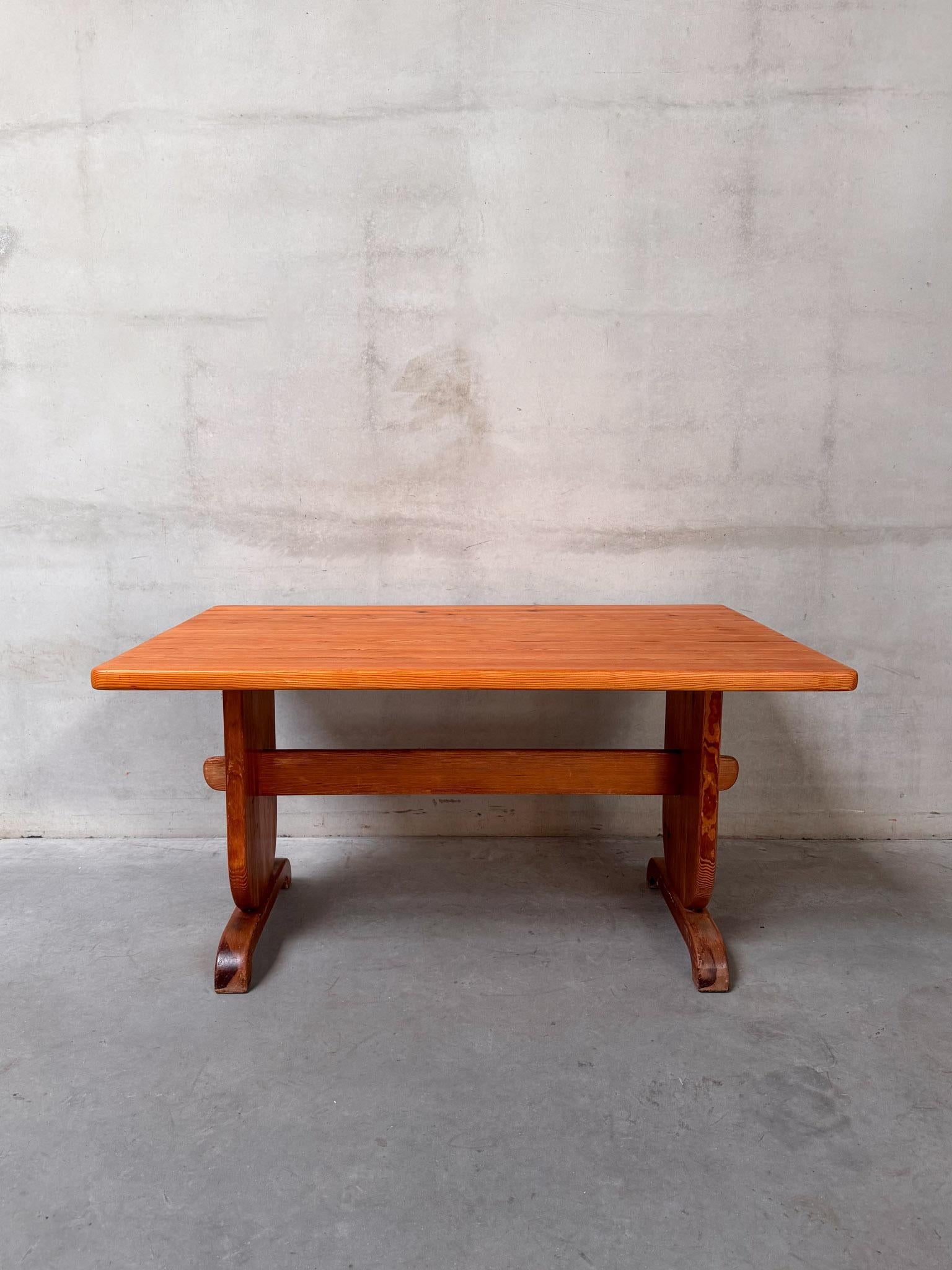 Mesa escultórica de Bo Fjaestad, ca. 1930. También hay disponibles cuatro sillas de comedor. mediados del siglo XX en venta