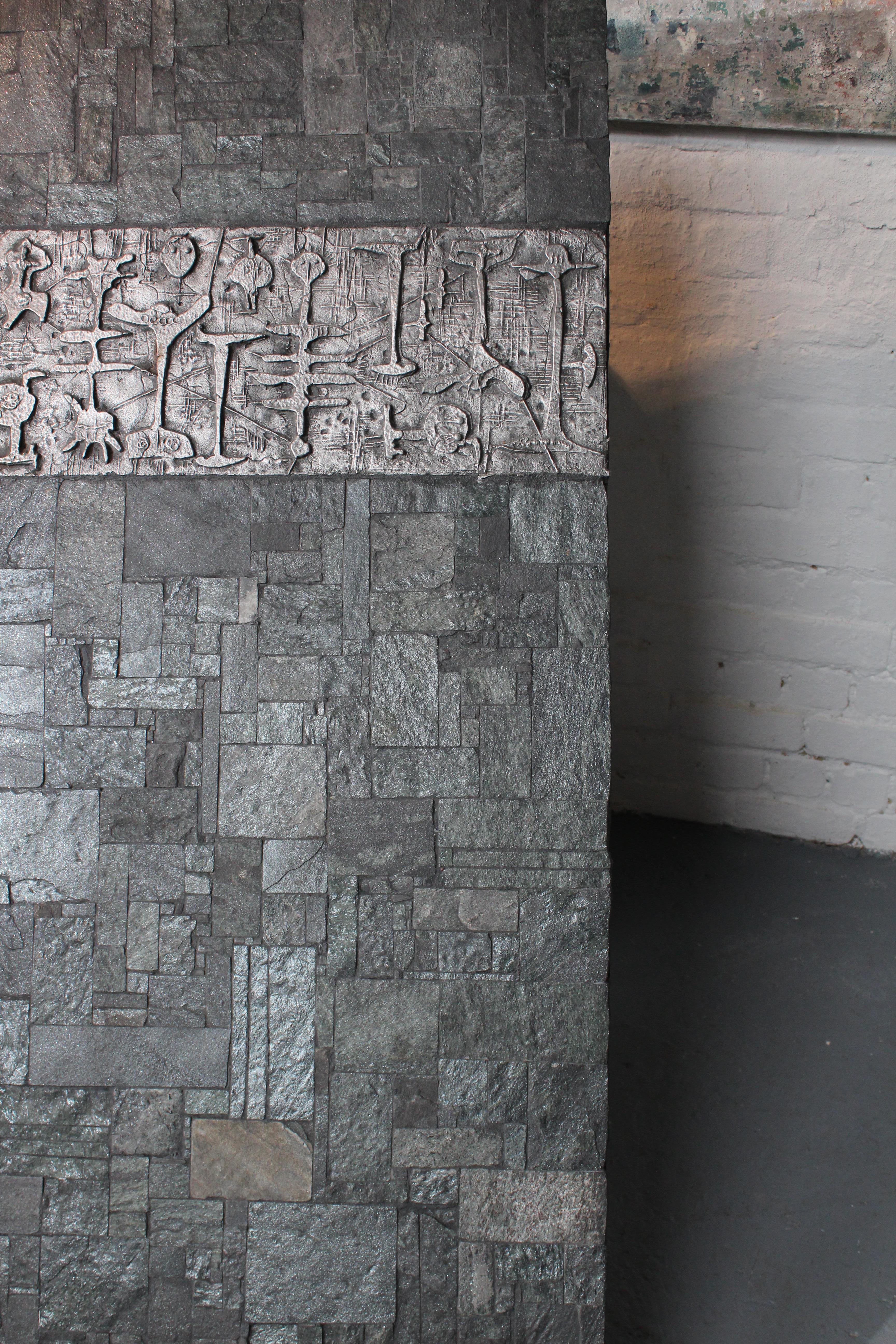 Table basse, base en métal, plateau en ardoise, sculpture en étain. Pièce unique du sculpteur belge Jules Dewaele, plus connu sous le nom de Pia Manu. En tant que grand collectionneur de fossiles et de trilobites, Pia Manu prend une forme d'étain