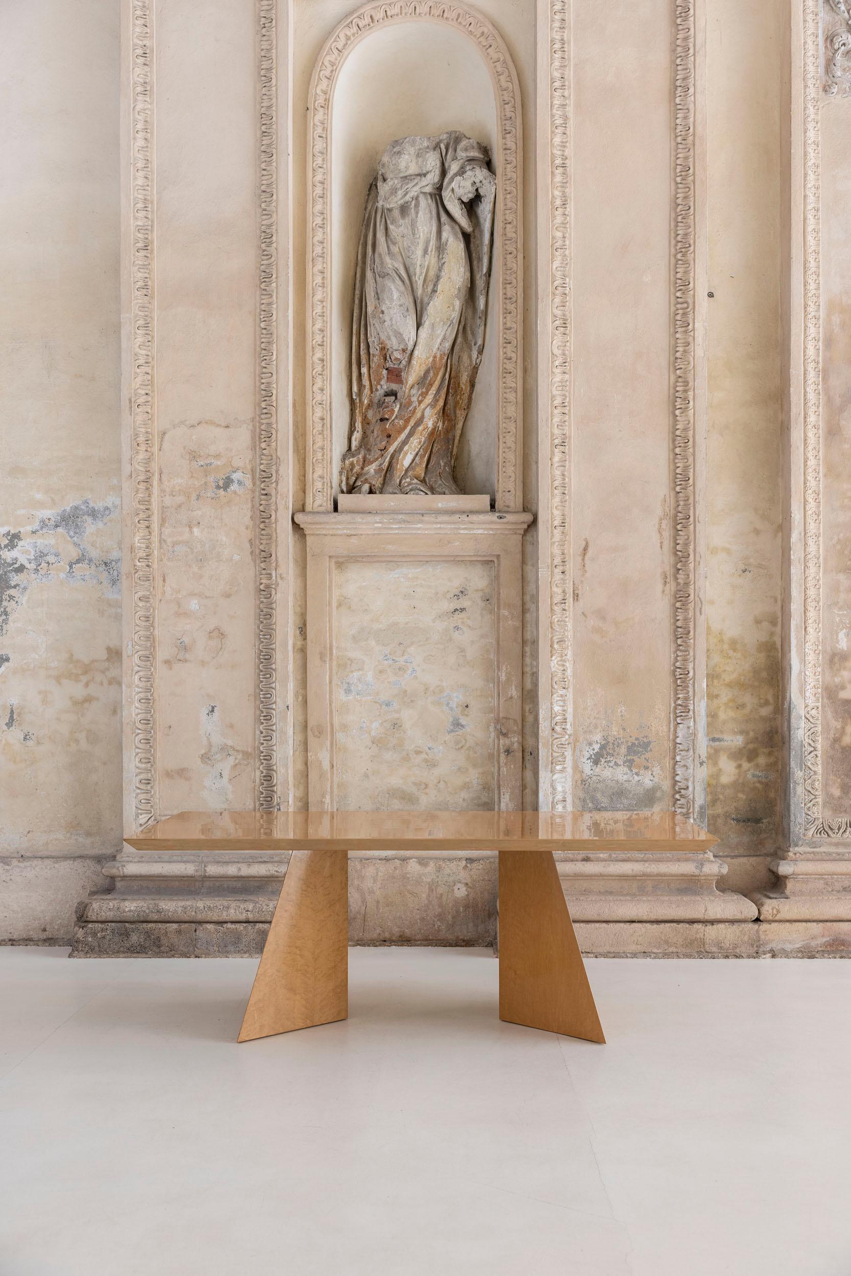Elegante table de salle à manger fabriquée par Saporiti, dotée d'un plateau en bois brillant. 
Les lignes épurées et les pieds sculpturaux et géométriques soulignent l'esthétique minimaliste.
Italie, 1970