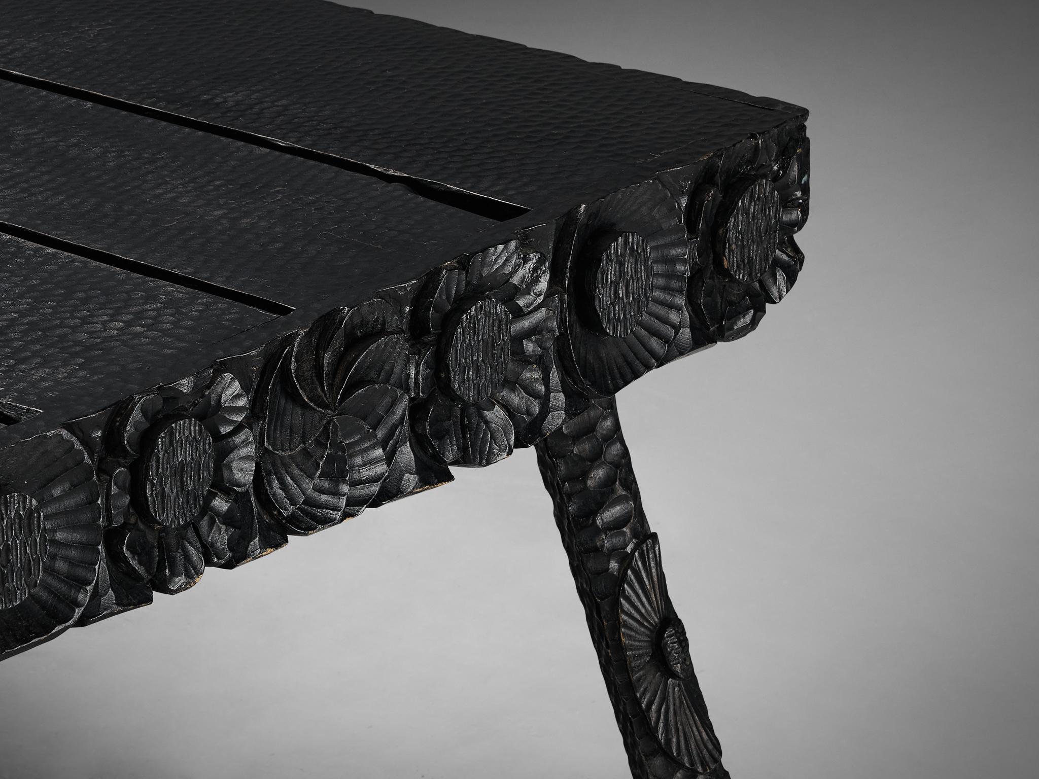 Fin du 20e siècle Table sculpturale en bois laqué noir avec sculptures décoratives en vente