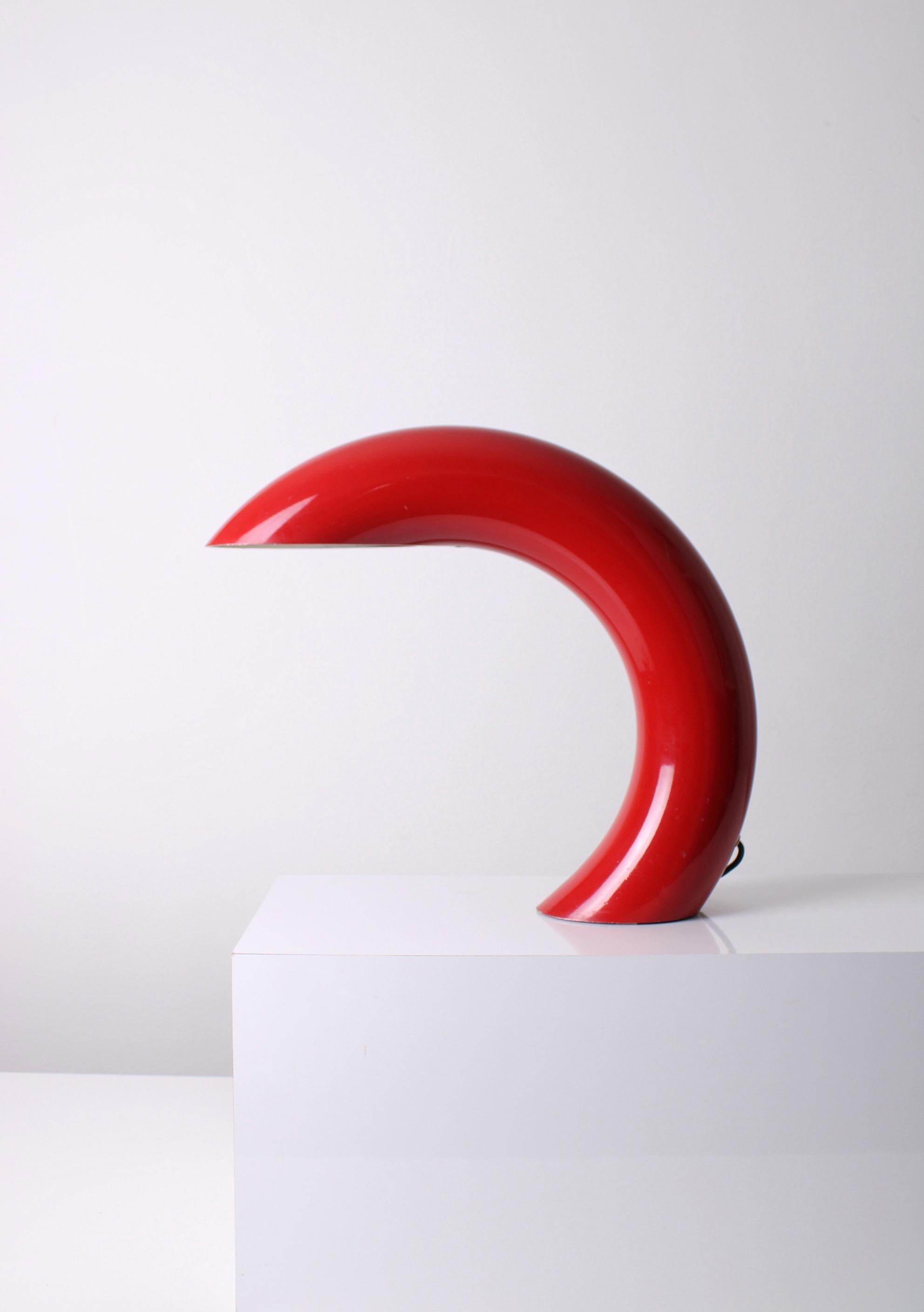 Cette lampe de table sculpturale a été conçue et fabriquée par une entreprise italienne peu connue, Alfredo Bianchi. Ce design aux formes géométriques se compose d'un seul tube circulaire en fonte d'aluminium, recouvert d'une laque rouge brillante.