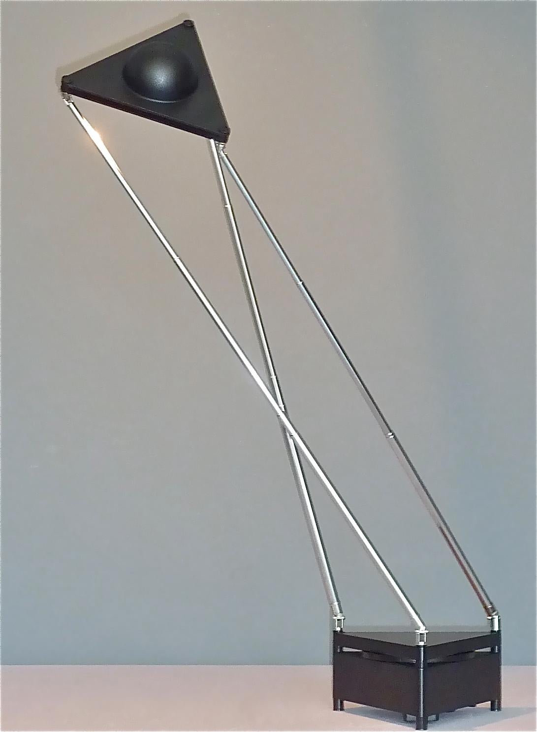 Lampe de table moderne sculpturale conçue par F.A. Porsche en 1989 et fabriqué par Kandido pour Luci Italia. La lampe halogène télescopique a une base en fonte d'aluminium émaillée noire avec un interrupteur circulaire rotatif ON / OFF