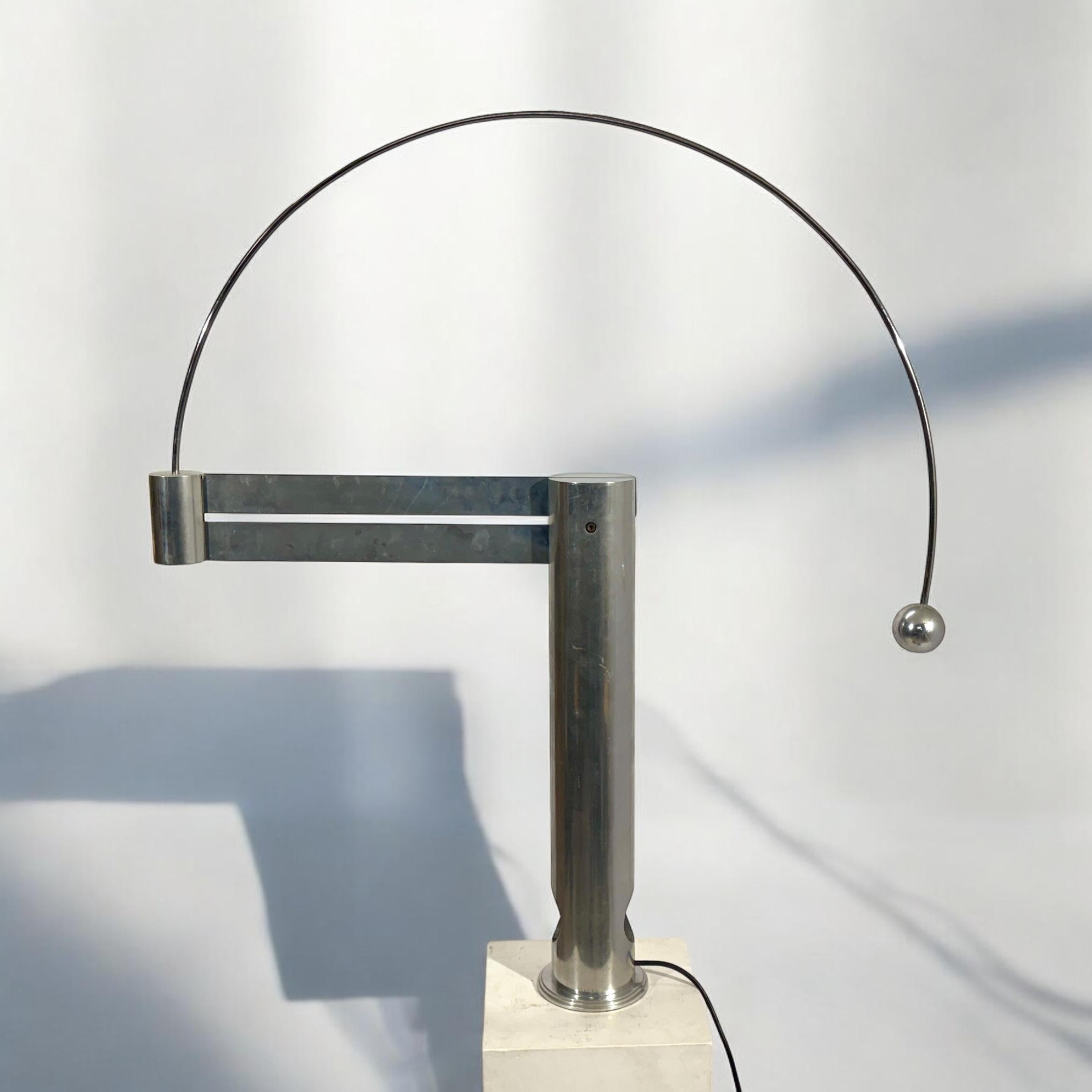 Rare lampe de table sulpturale en aluminium Circa's 1990 Edition limitée à 100...

Architecte depuis 1983, Pierre Lallemand a cofondé le bureau d'architecture Art & Build en 1989. Au sein de cette agence internationale, il a été responsable de la