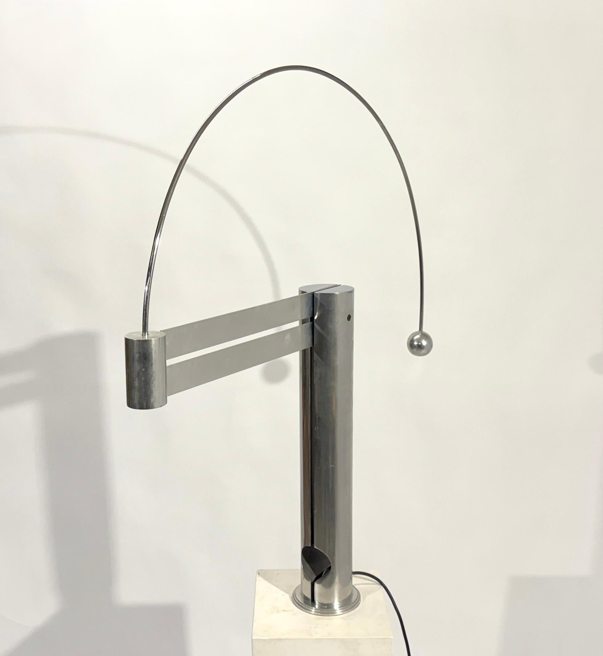 Aluminium Lampe de table sculpturale de Pierre Lallemand, édition limitée en vente