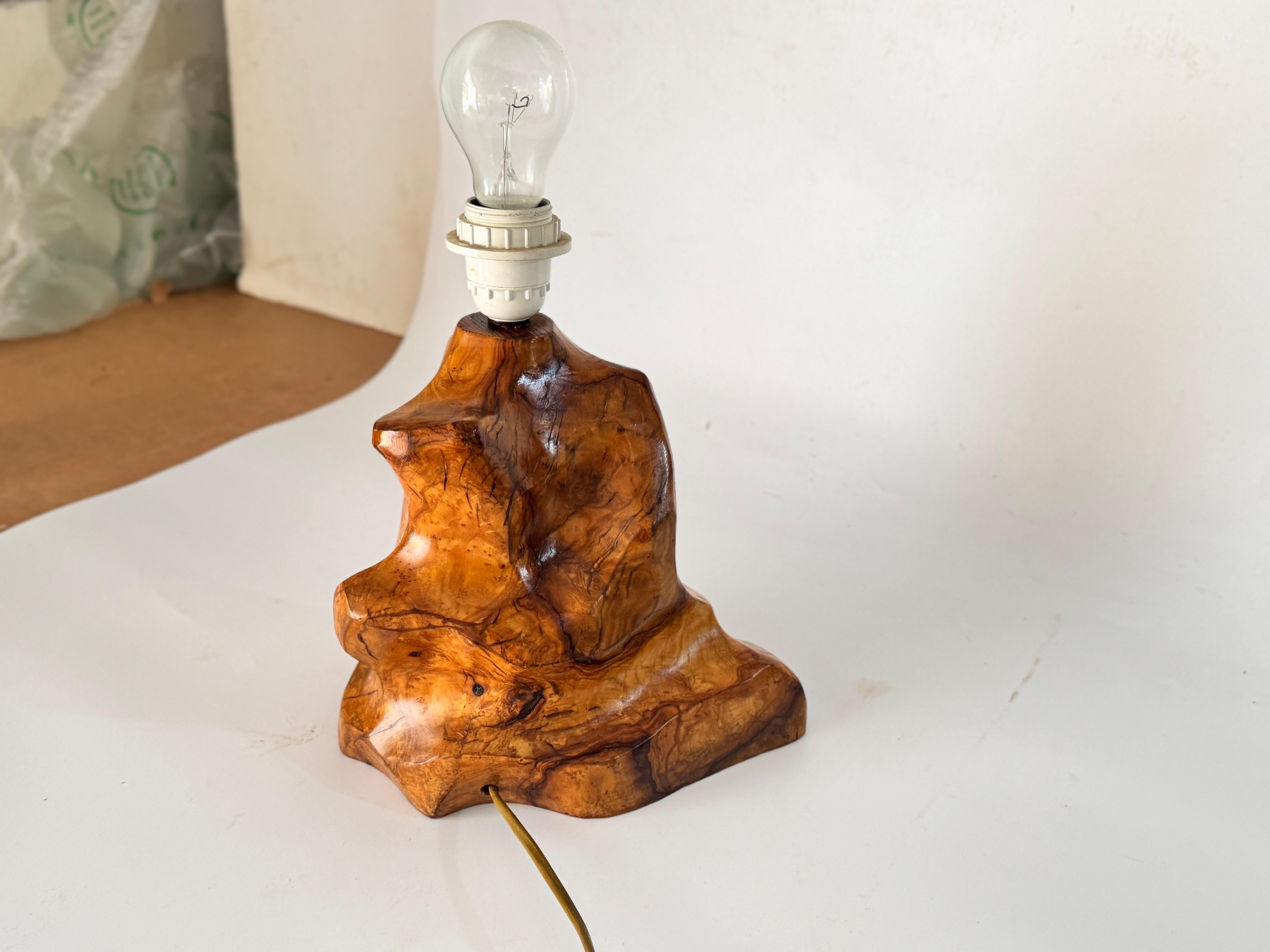 Lámpara de mesa escultórica tallada  en una aceituna  Bloque de madera Francia 1950 en venta 2