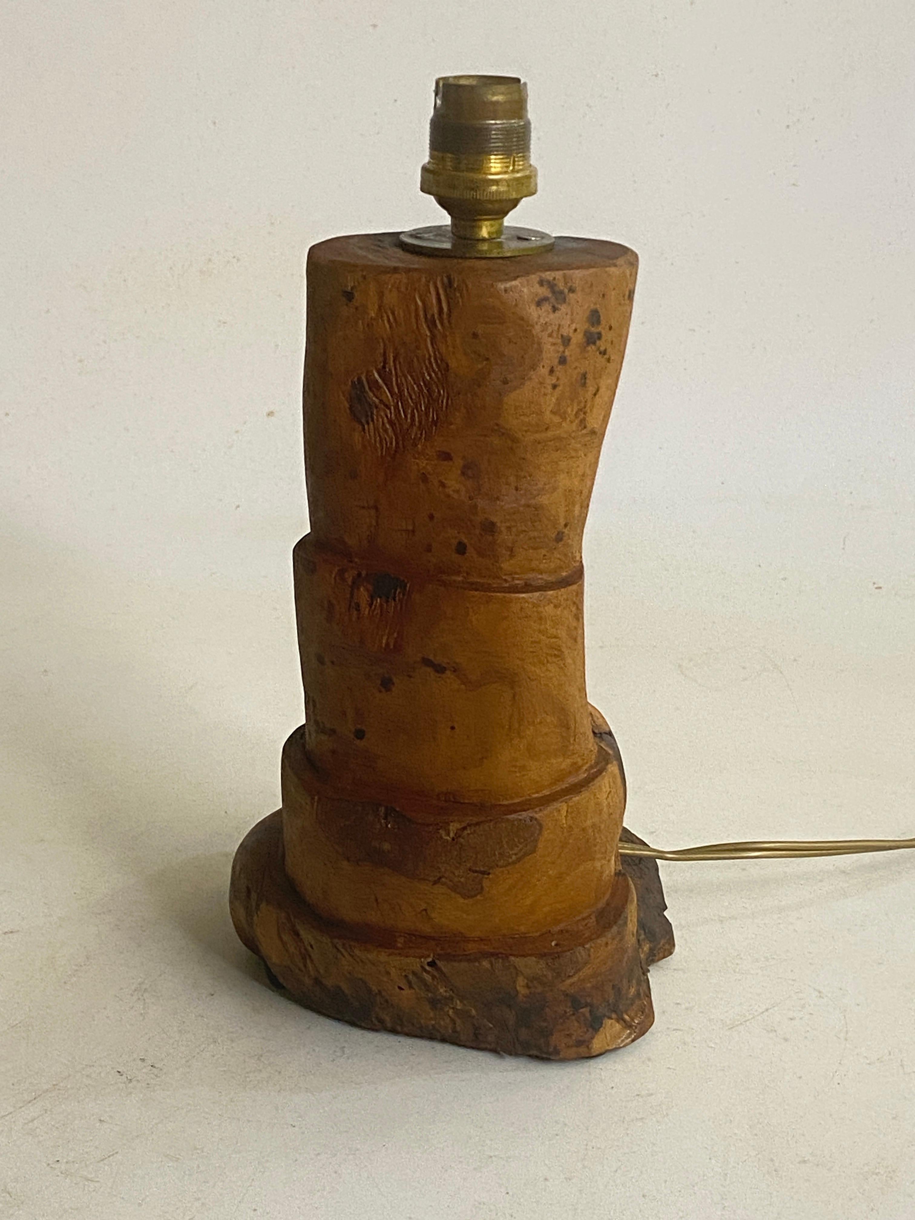 Lampe de table sculptée  in an olive  Bloc de bois français 1950 en vente 4