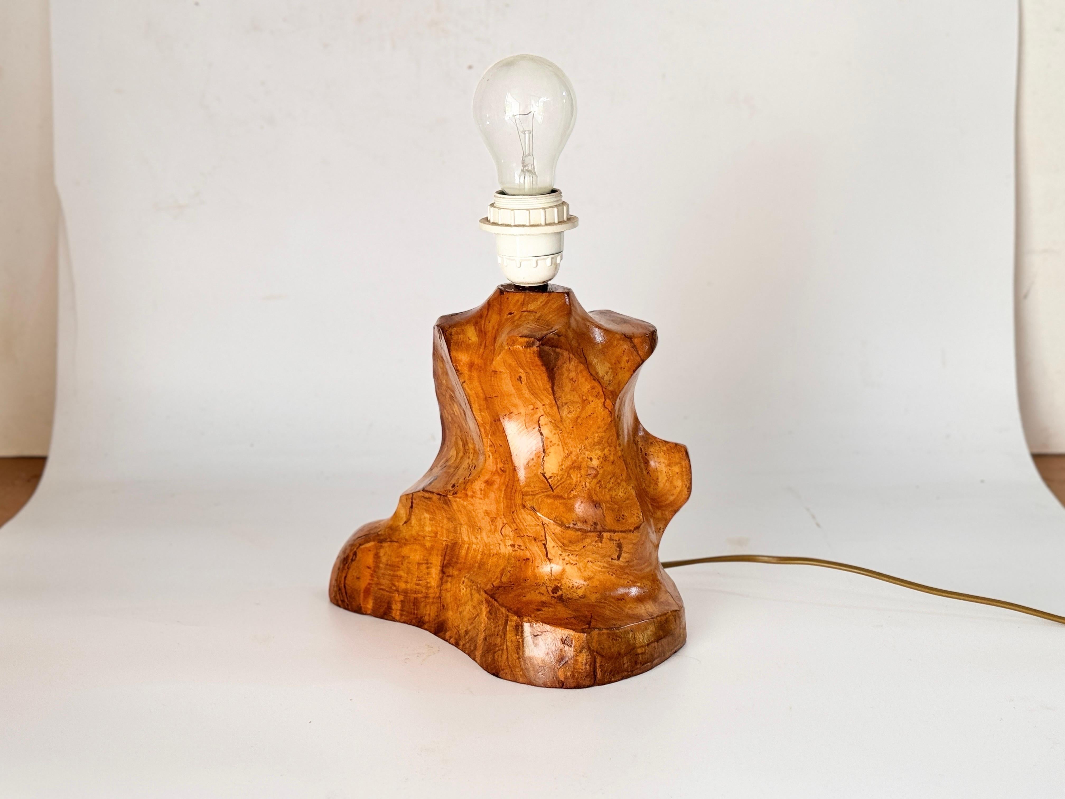 Lámpara de mesa escultórica tallada  en una aceituna  Bloque de madera Francia 1950 en venta 4