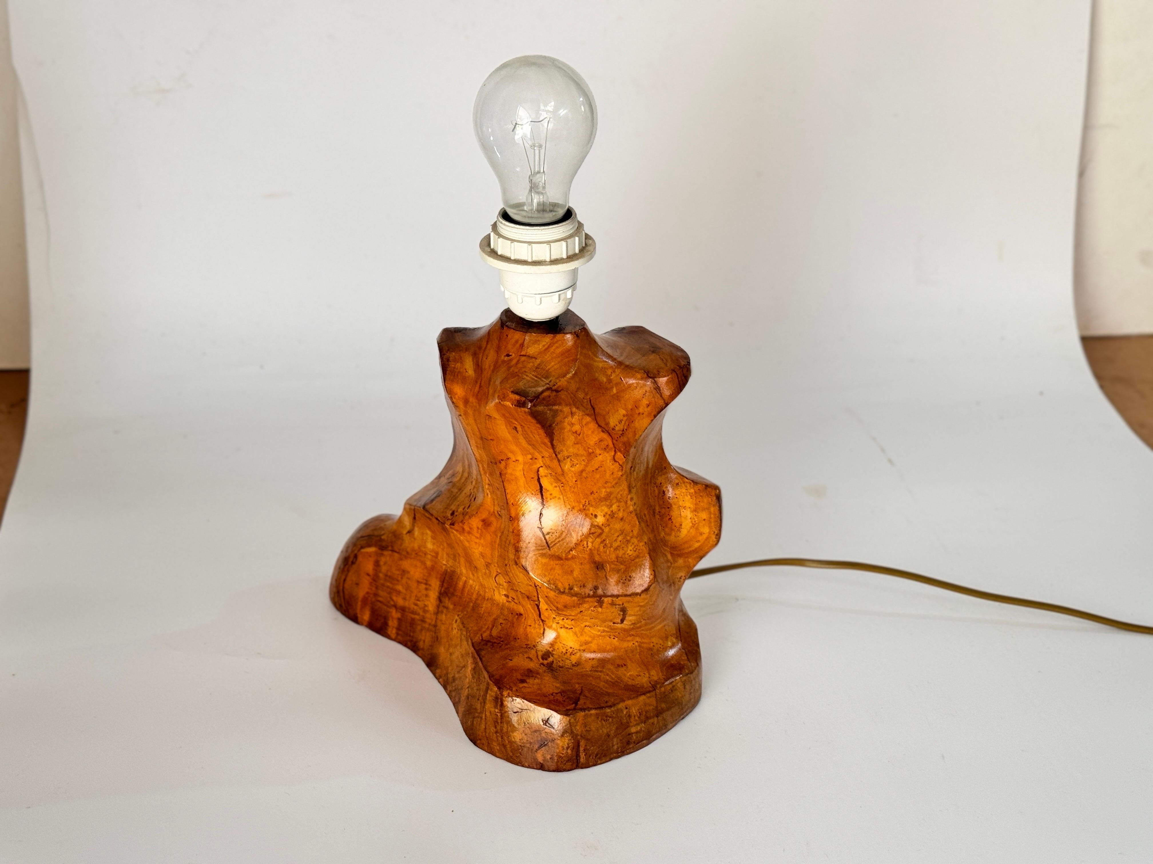 Lámpara de mesa escultórica tallada  en una aceituna  Bloque de madera Francia 1950 en venta 5