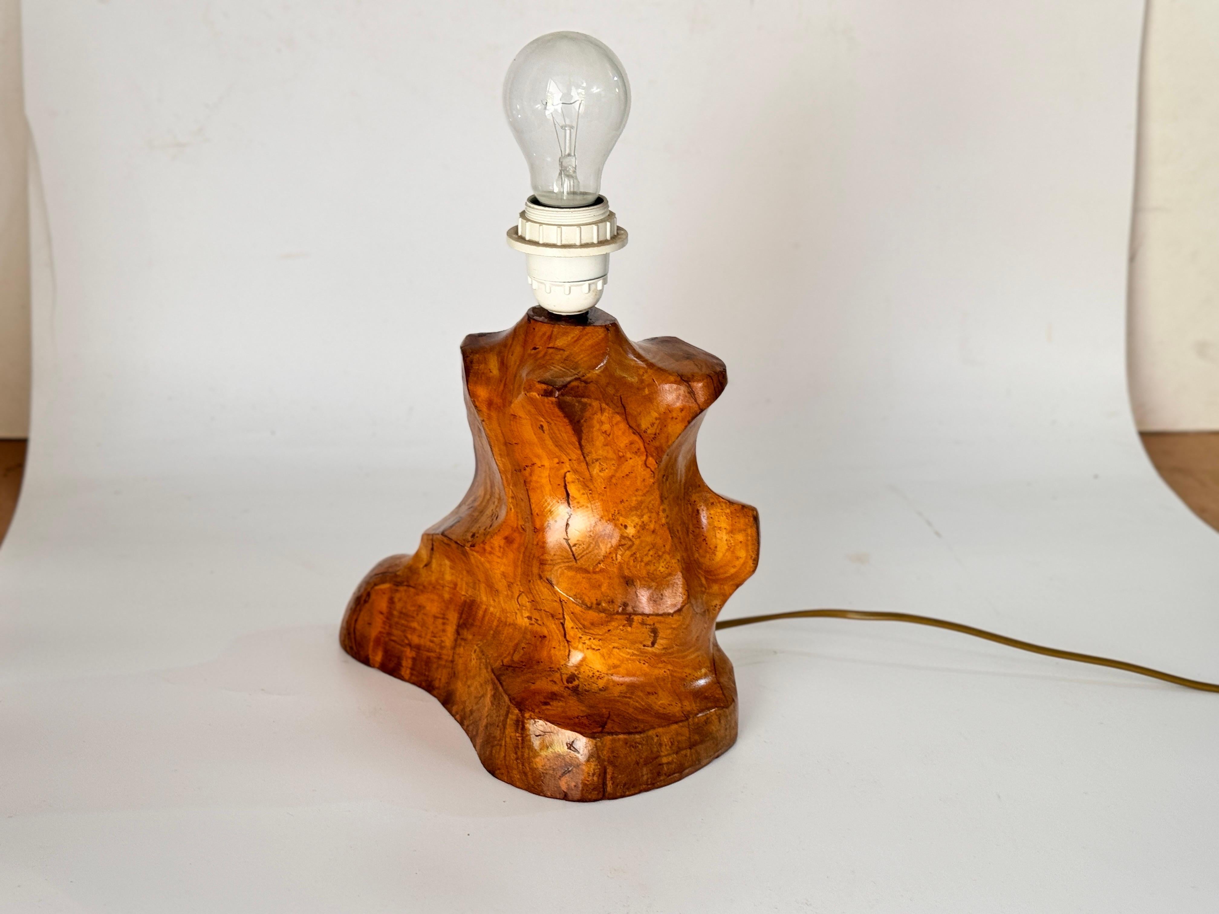 Lámpara de mesa escultórica tallada  en una aceituna  Bloque de madera Francia 1950 en venta 6