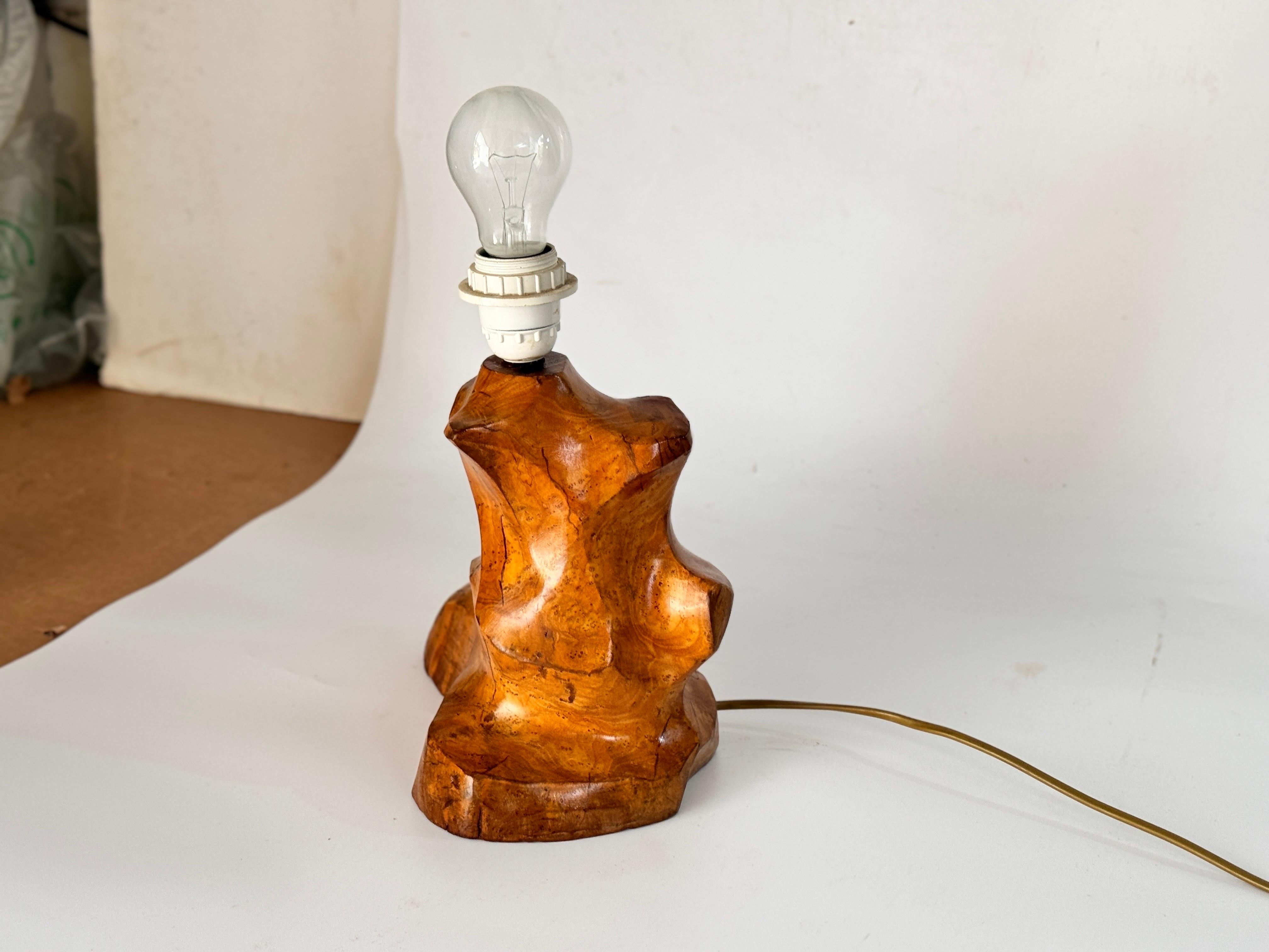 Lámpara de mesa escultórica tallada  en una aceituna  Bloque de madera Francia 1950 en venta 7