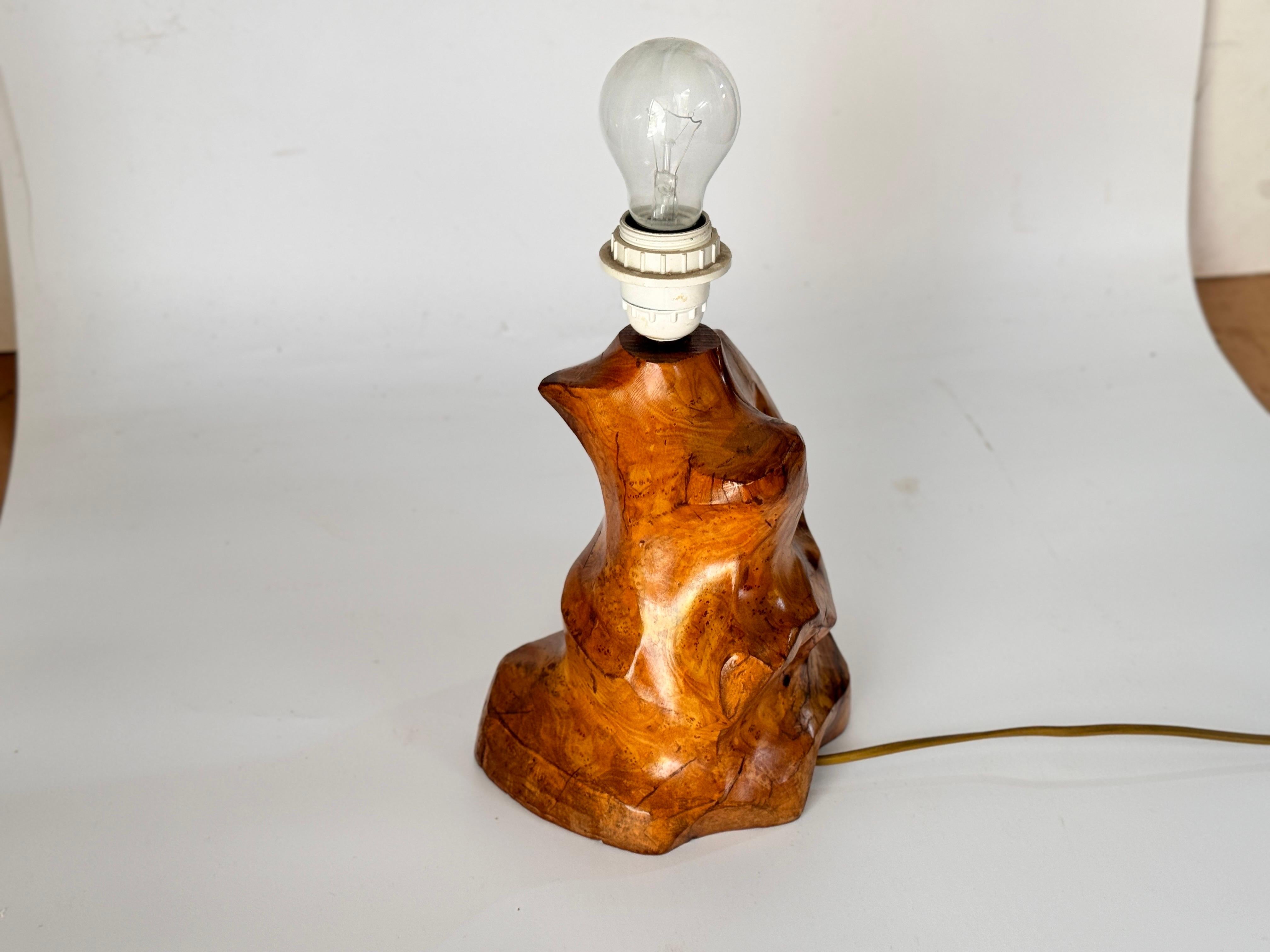 Lámpara de mesa escultórica tallada  en una aceituna  Bloque de madera Francia 1950 en venta 8