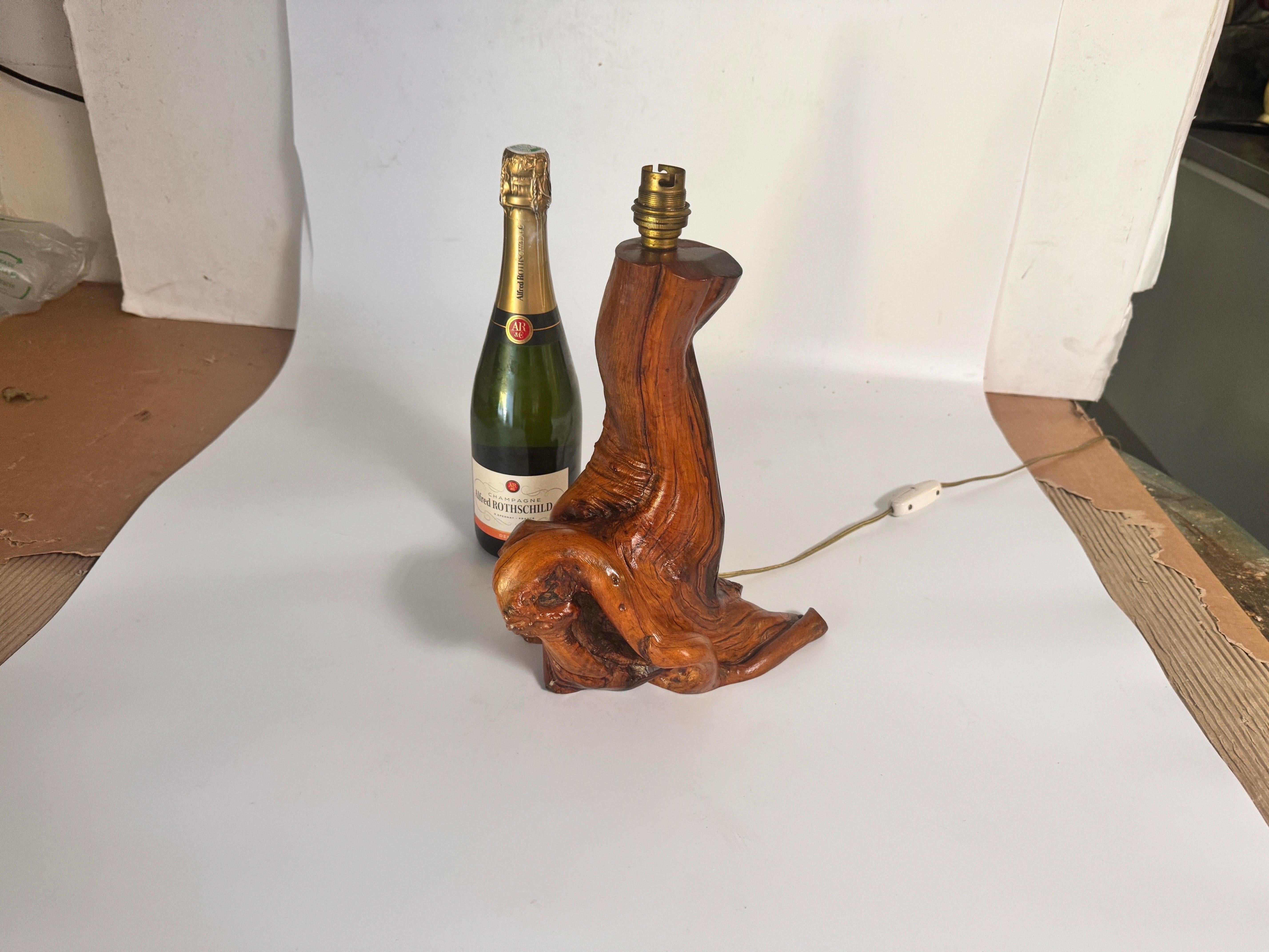 Brutalisme Lampe de table sculptée  in an olive  Bloc de bois français 1950 en vente