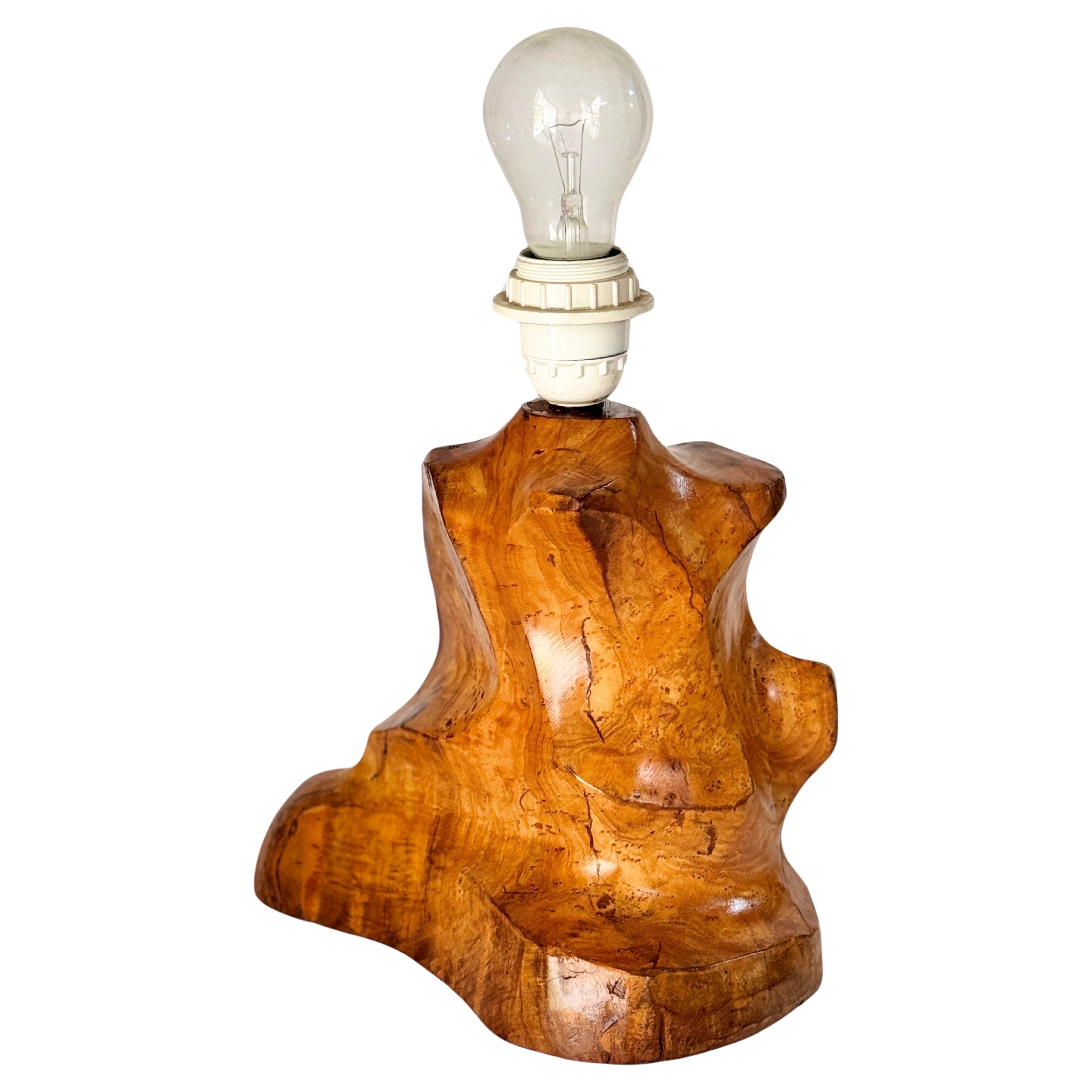 Lámpara de mesa escultórica tallada  en una aceituna  Bloque de madera Francia 1950 Francés en venta