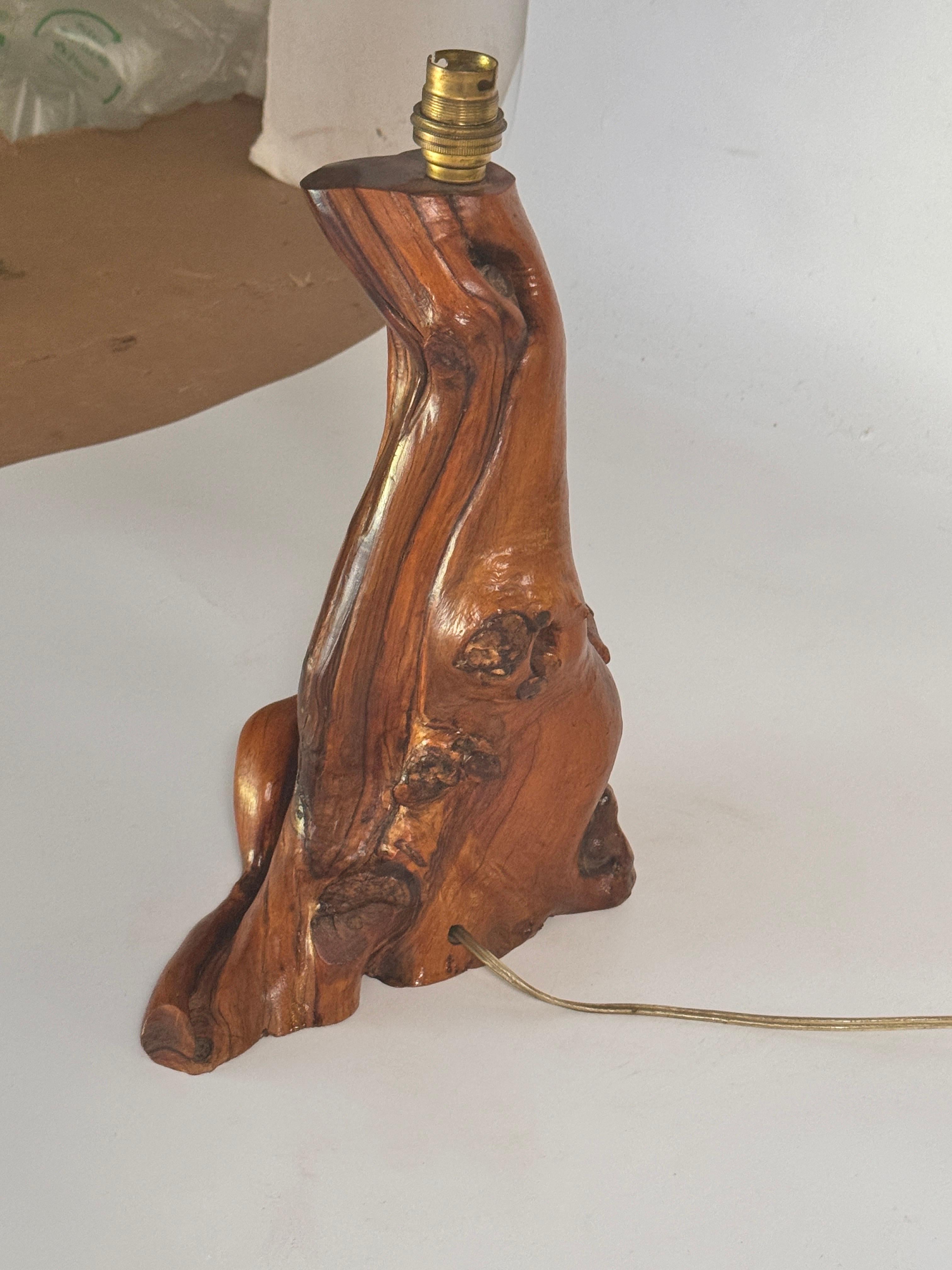 Français Lampe de table sculptée  in an olive  Bloc de bois français 1950 en vente