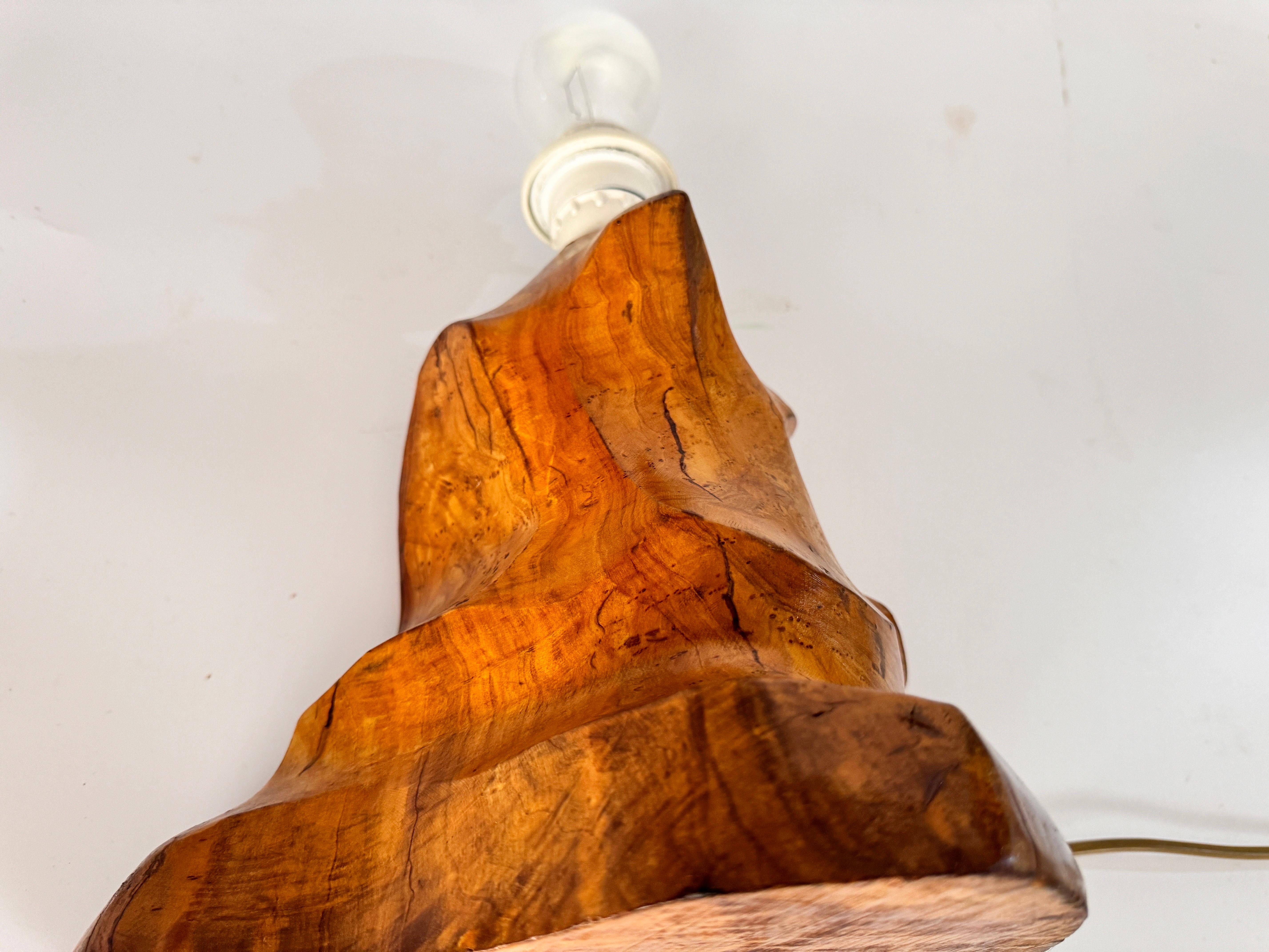 Lámpara de mesa escultórica tallada  en una aceituna  Bloque de madera Francia 1950 Tallado a mano en venta