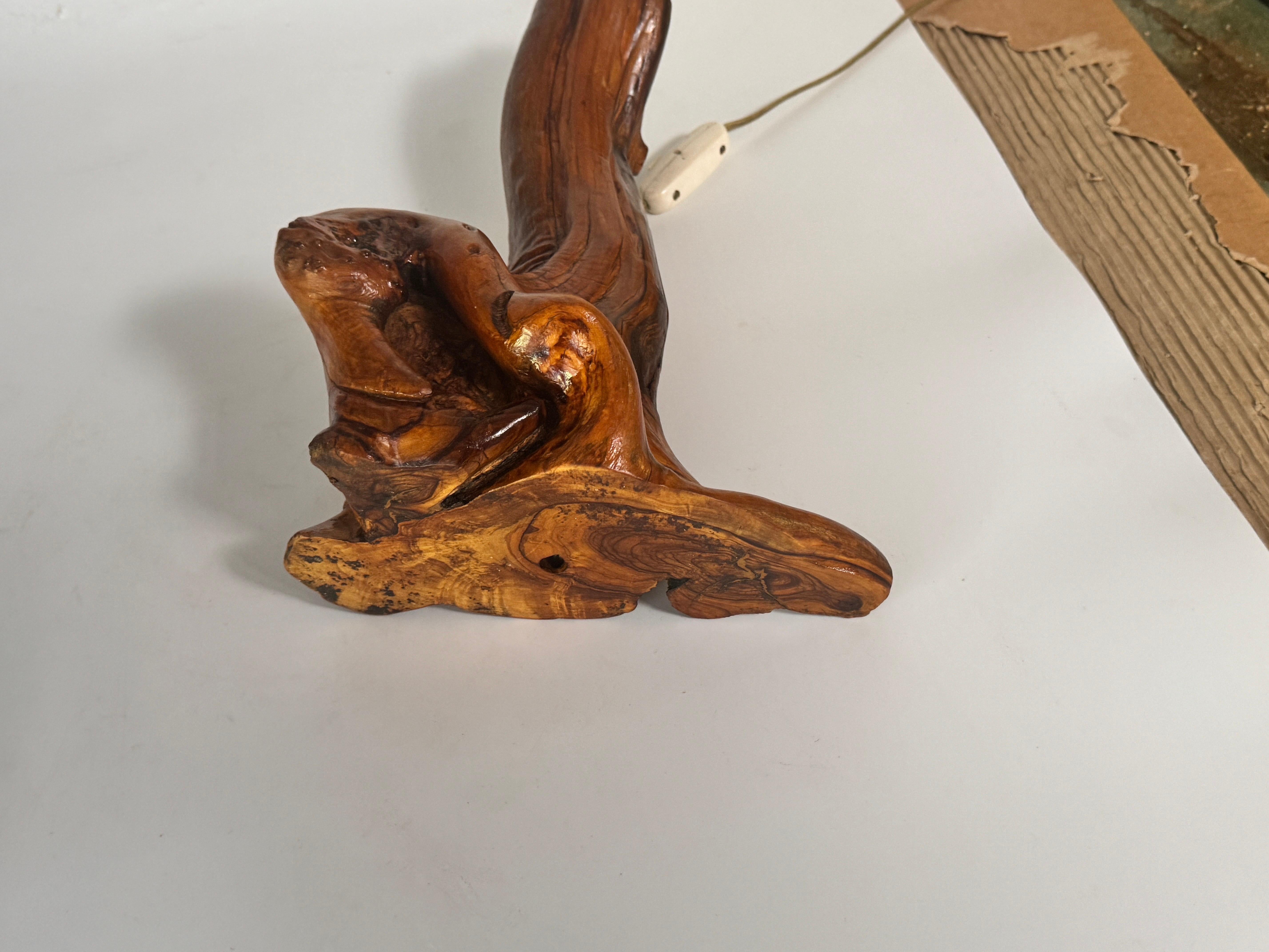 Sculpté à la main Lampe de table sculptée  in an olive  Bloc de bois français 1950 en vente