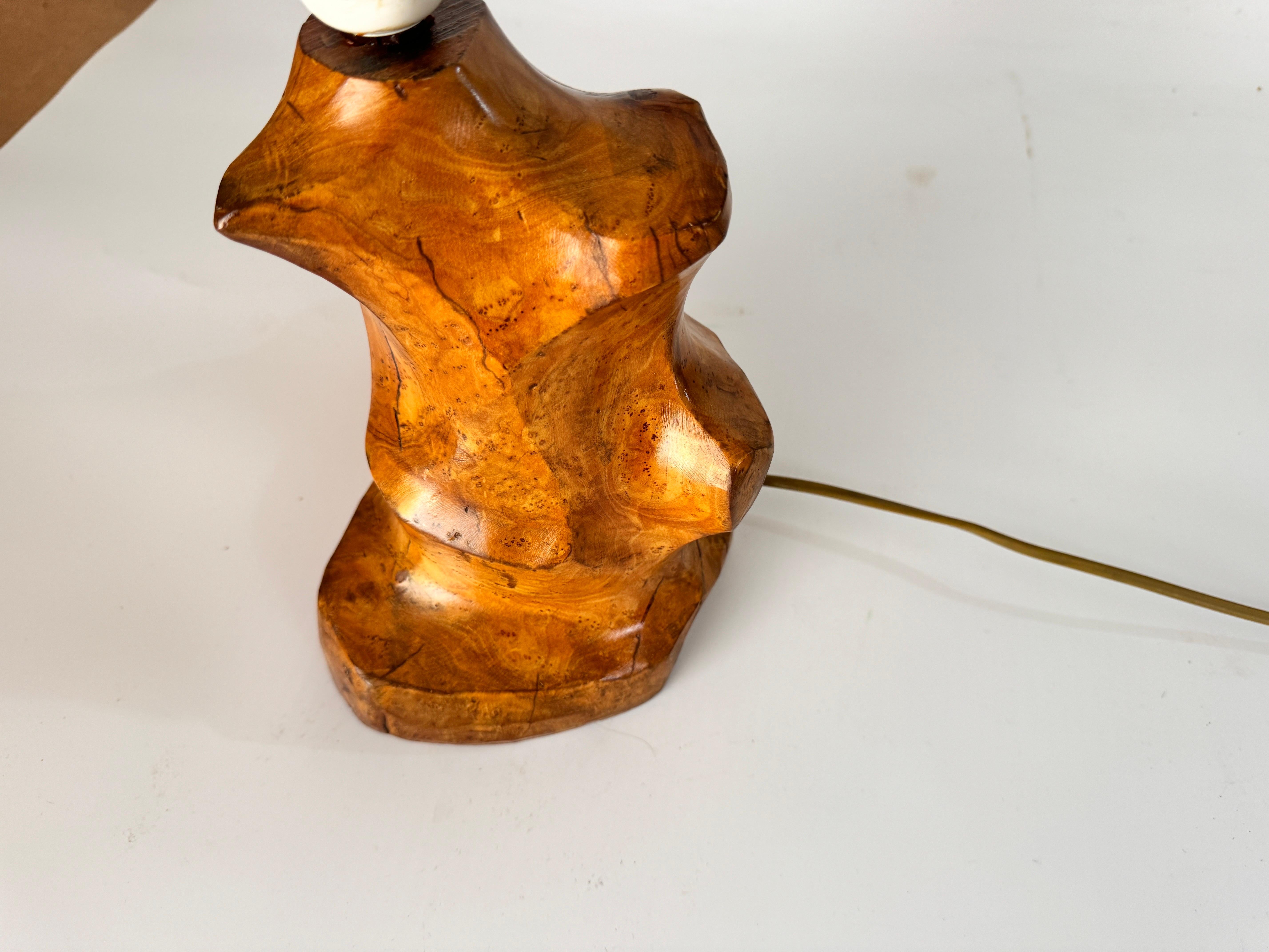 Lámpara de mesa escultórica tallada  en una aceituna  Bloque de madera Francia 1950 en Bueno estado para la venta en Auribeau sur Siagne, FR