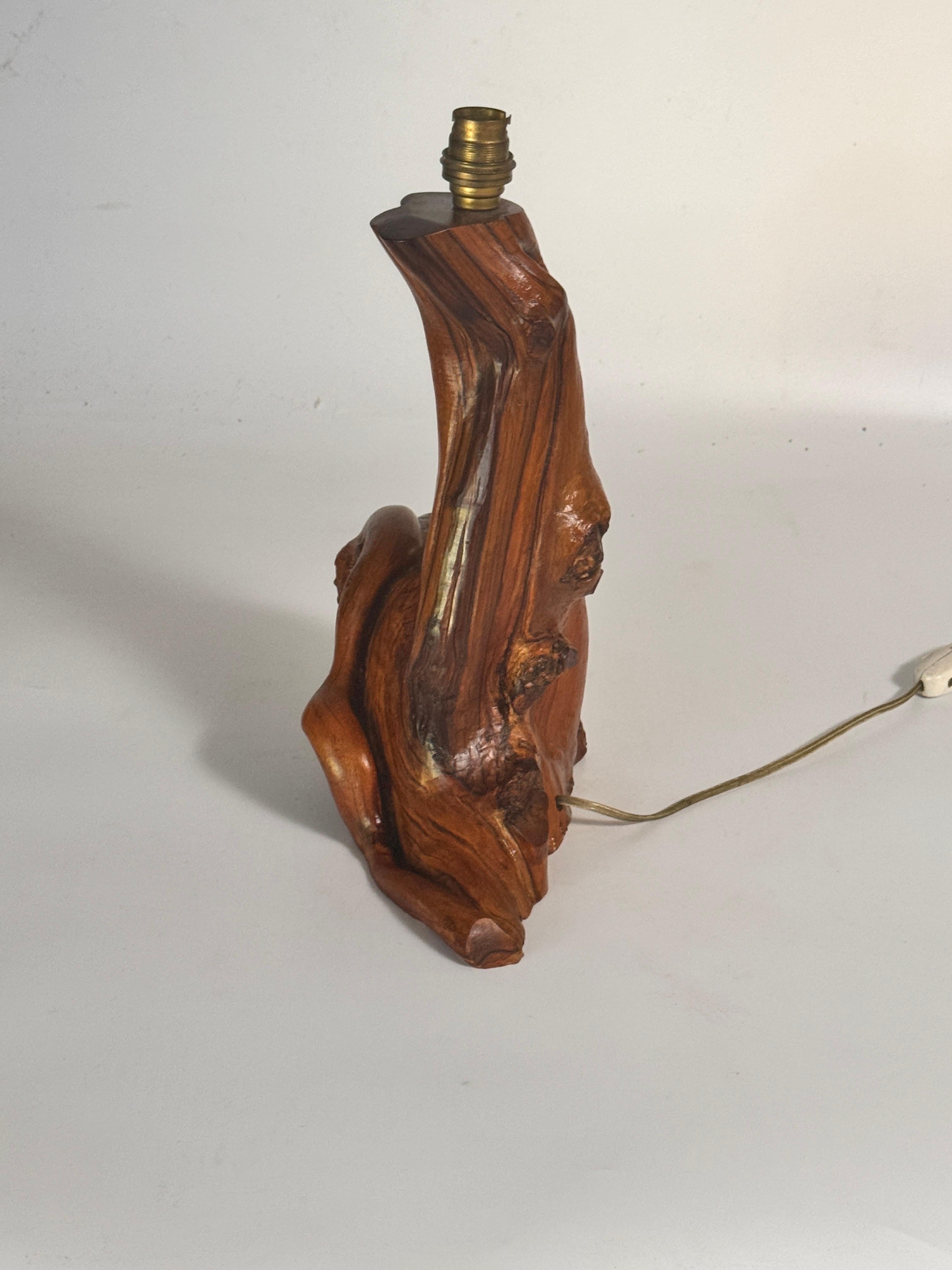 Lampe de table sculptée  in an olive  Bloc de bois français 1950 Bon état - En vente à Auribeau sur Siagne, FR