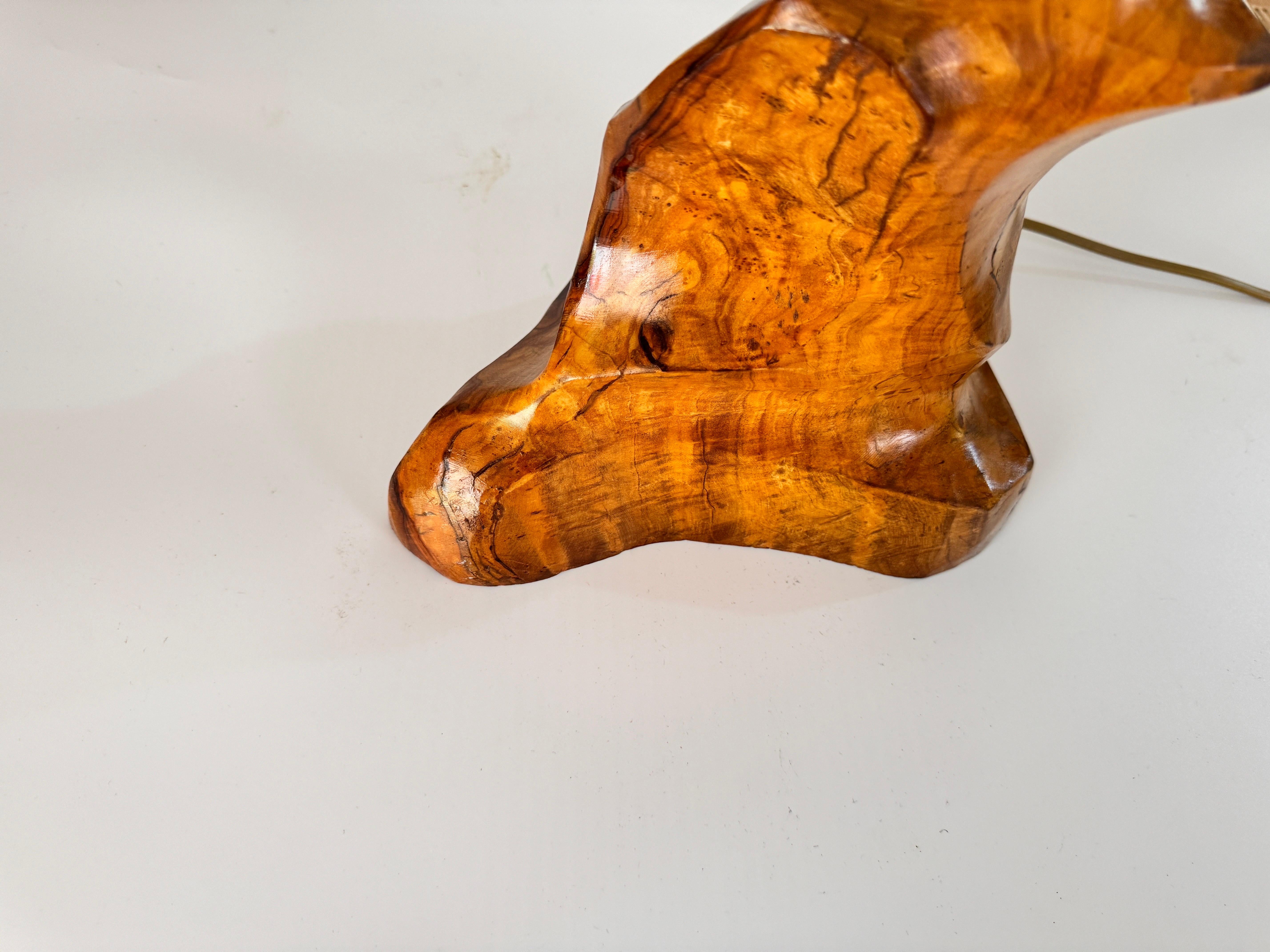 Lámpara de mesa escultórica tallada  en una aceituna  Bloque de madera Francia 1950 mediados del siglo XX en venta