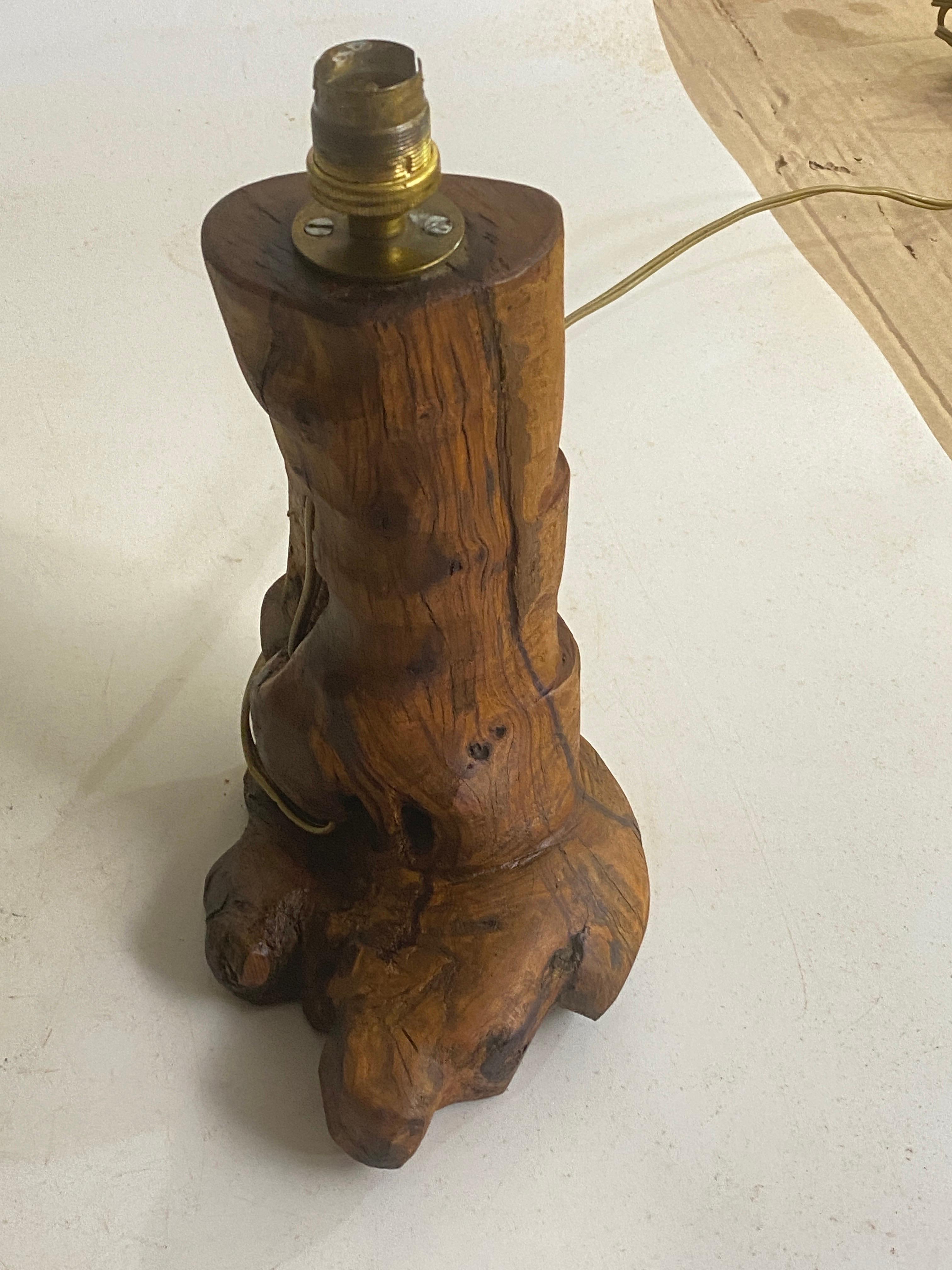 Bois Lampe de table sculptée  in an olive  Bloc de bois français 1950 en vente