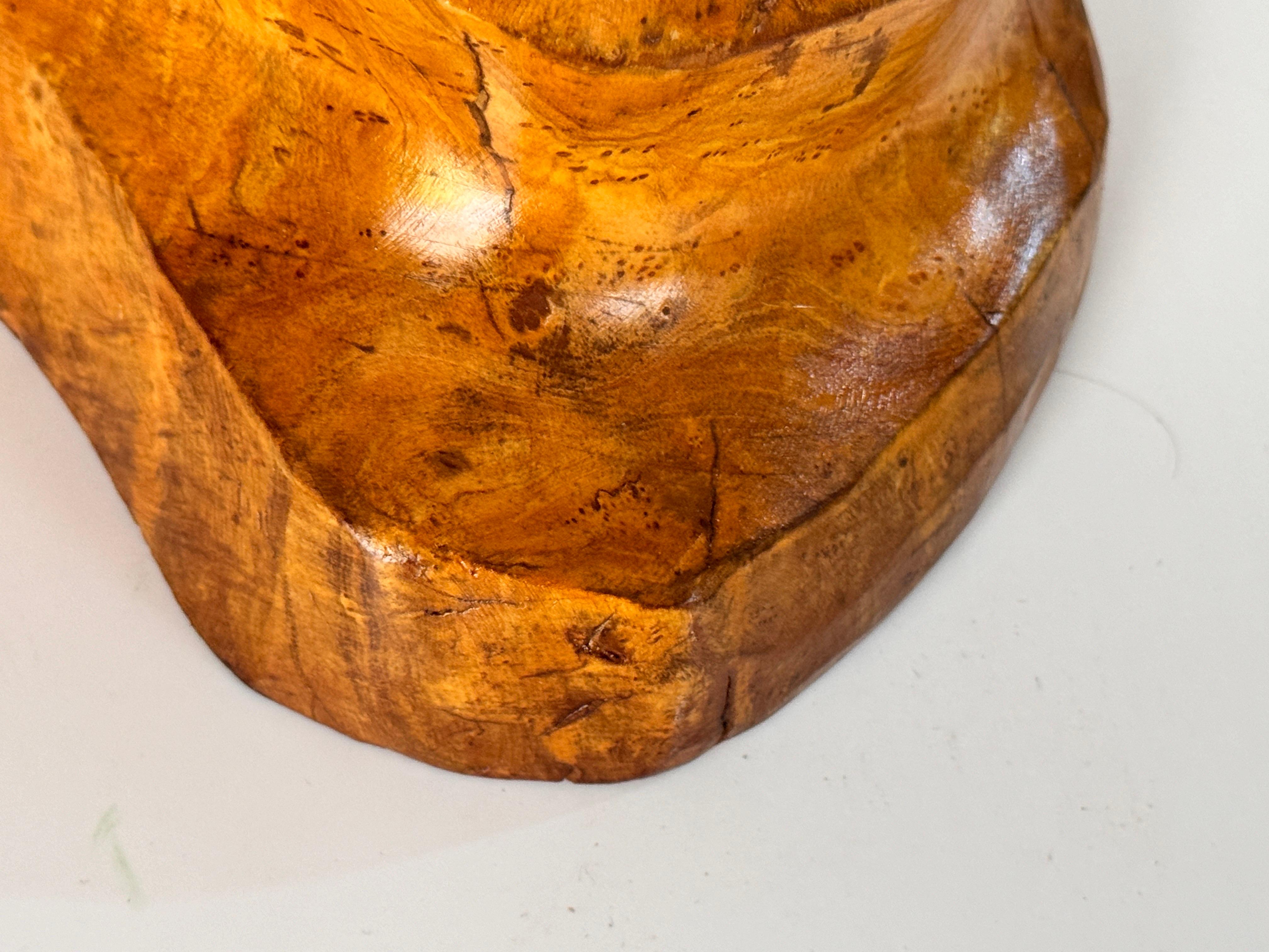 Lámpara de mesa escultórica tallada  en una aceituna  Bloque de madera Francia 1950 Madera en venta