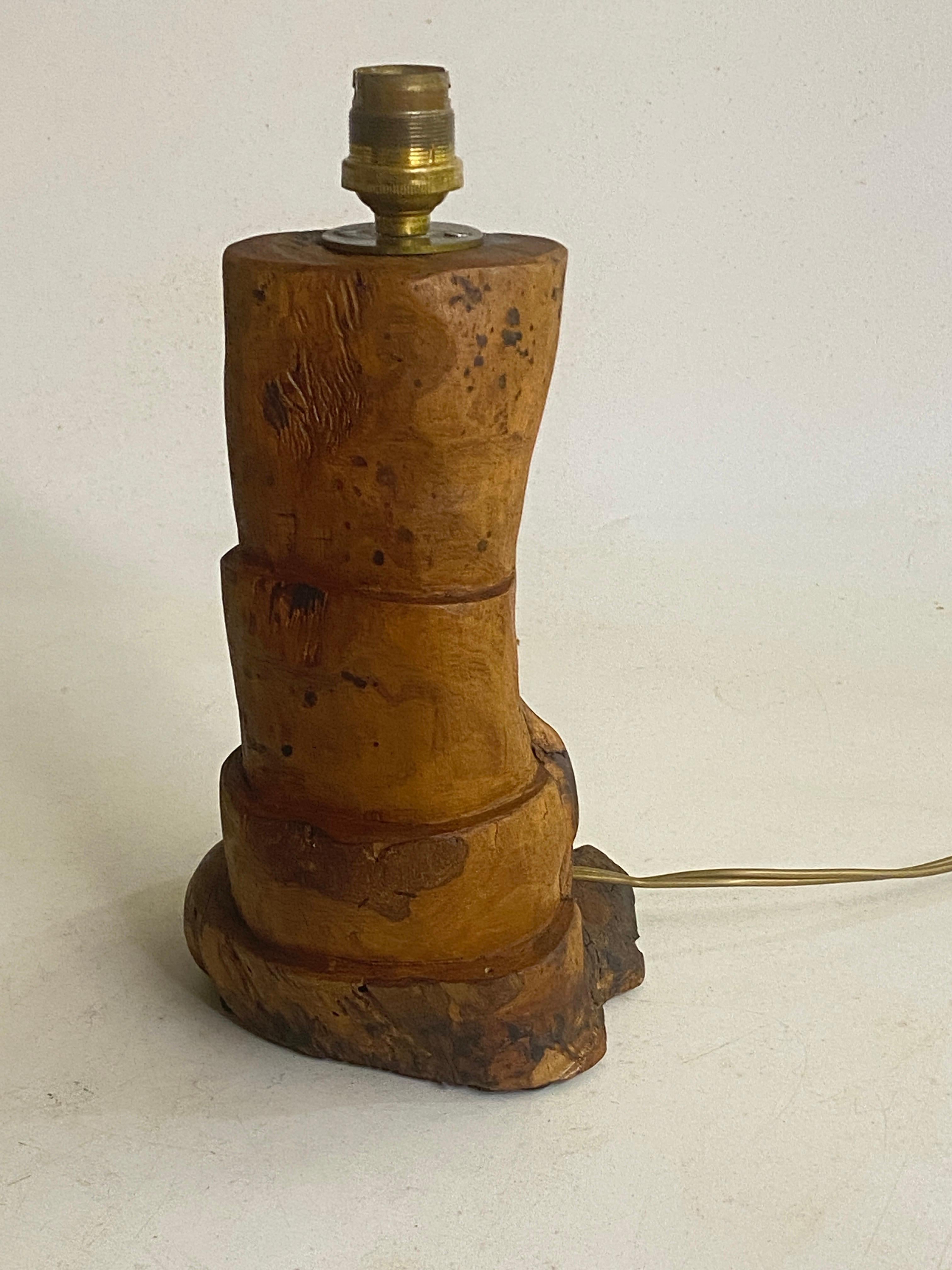 Lampe de table sculptée  in an olive  Bloc de bois français 1950 en vente 1
