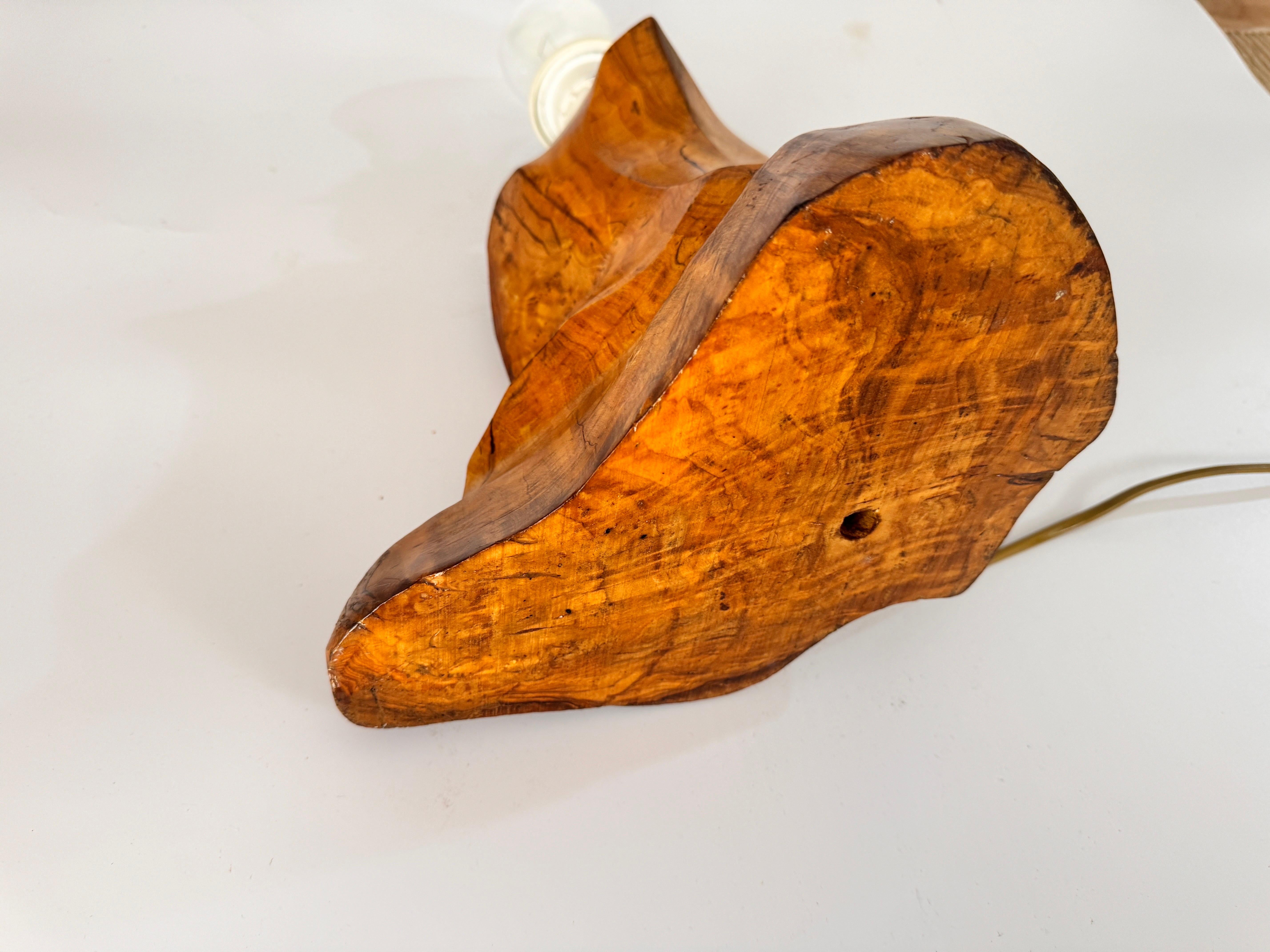 Lámpara de mesa escultórica tallada  en una aceituna  Bloque de madera Francia 1950 en venta 1