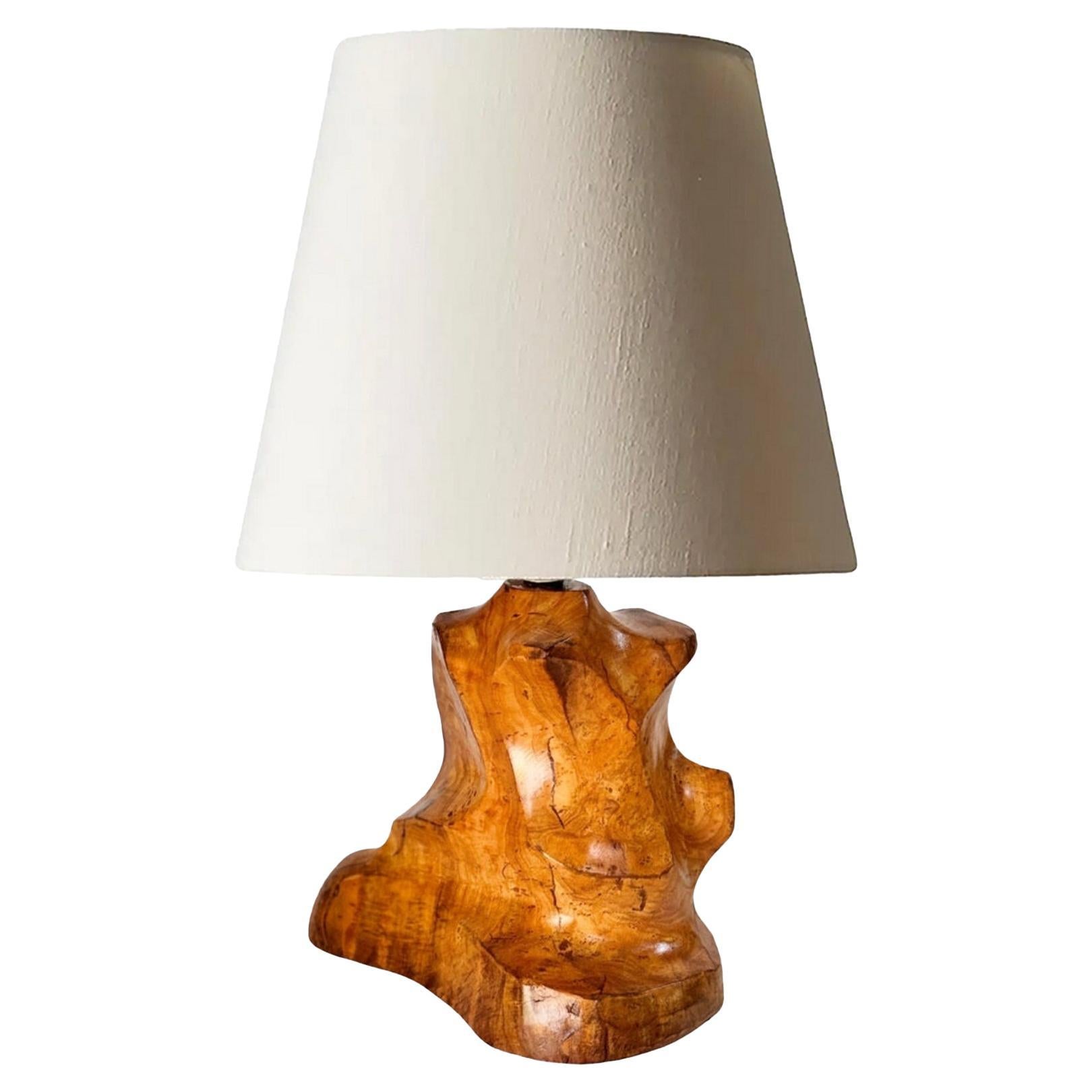 Lampada da tavolo scultorea intagliata  in un Oliver  Wood Block Francia 1950