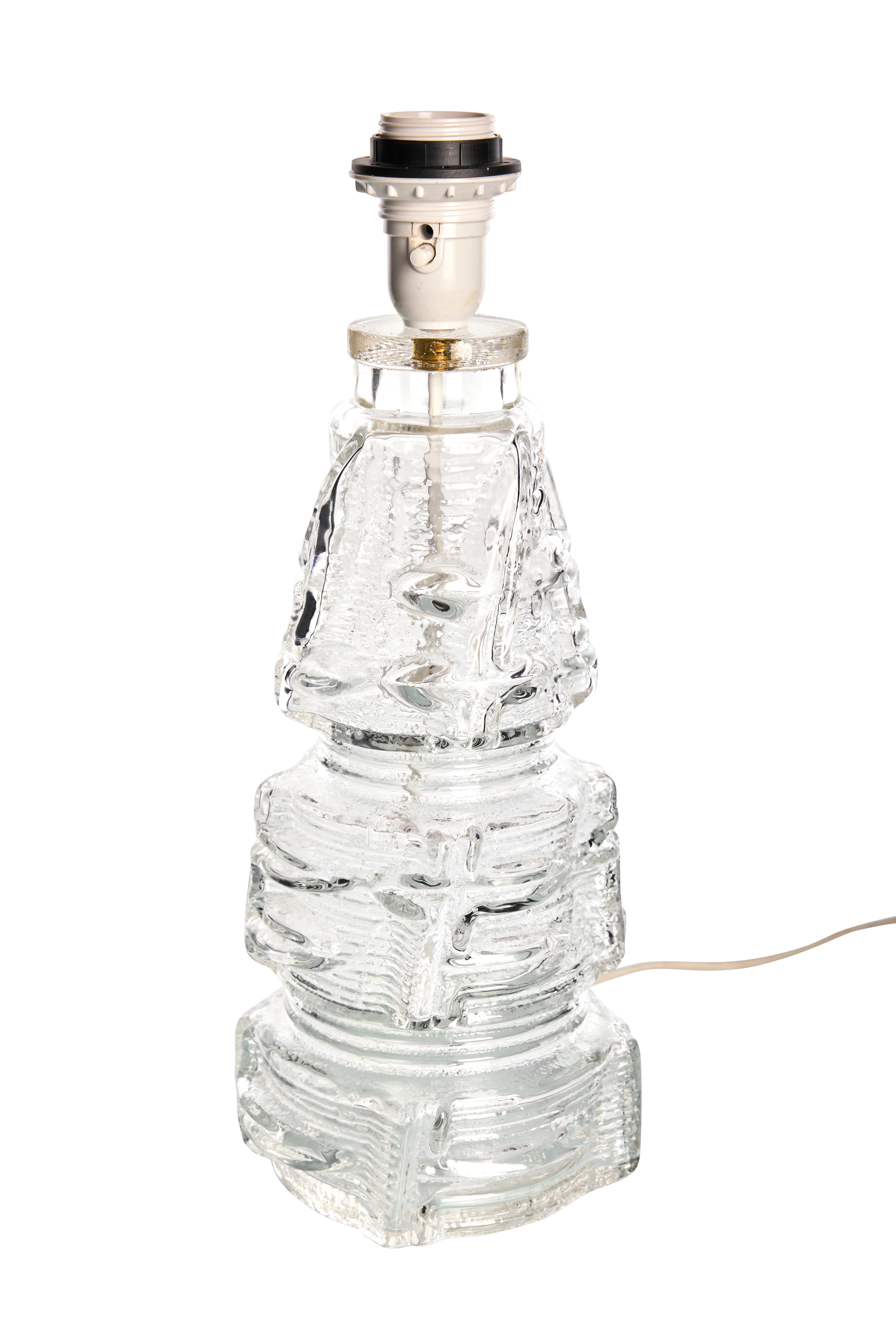 Mid-Century Modern Lampe de table sculpturale, verre transparent  Pukeberg, Suédois, années 1970 en vente