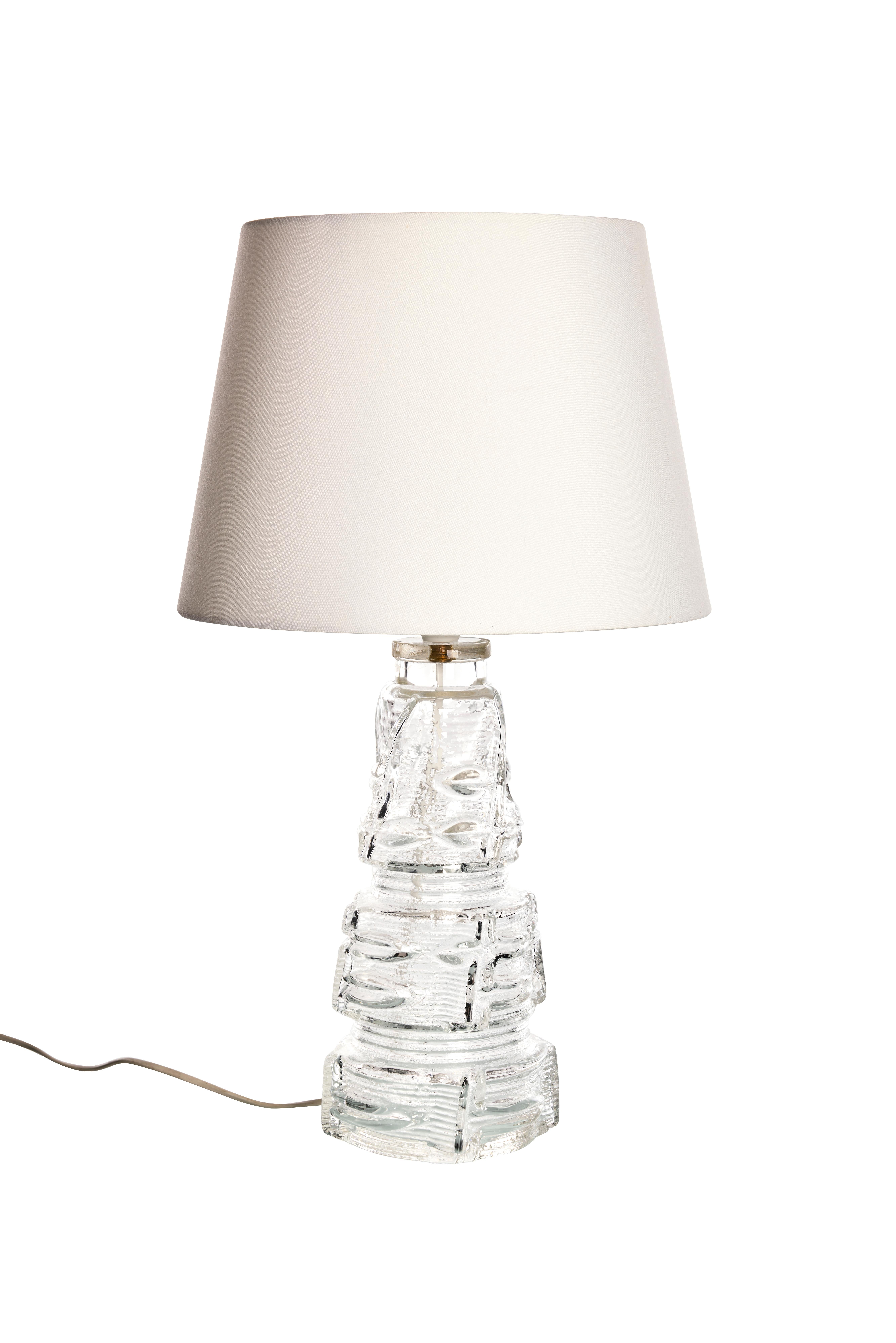 Lampe de table sculpturale, verre transparent  Pukeberg, Suédois, années 1970 Bon état - En vente à Göteborg, SE