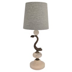 Skulpturale Tischlampe aus Alabaster mit Fisch/Delphin-Dekor, Swedish Grace