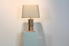 Lampe de table sculpturale en laiton et marbre rose par Camille Breesch