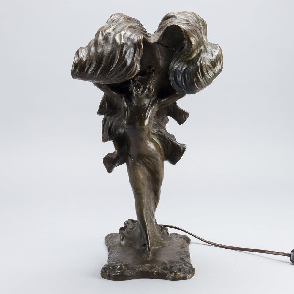 Sculptural Art Nouveau solid bronze table lamp by Adolf Jonsson for Förenade Konstgjuterierna AB, made between 1900-190. Signed A Jonsson Paris and caster's mark AB.

In good condition.

