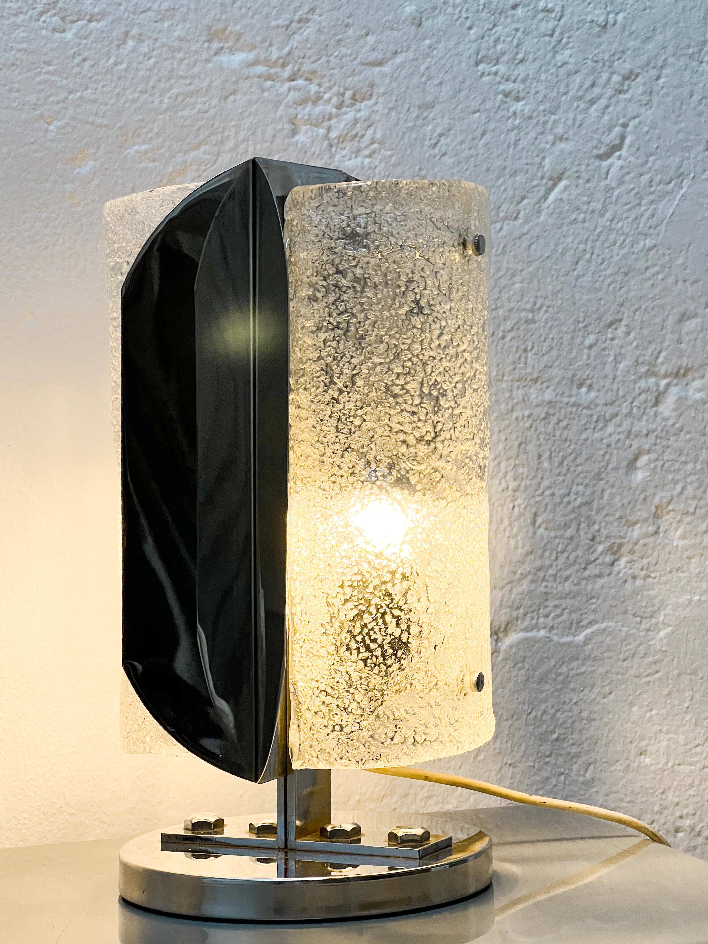 Sculptural table lamp in steel and glass, collectible Mid-Century design For Sale 4