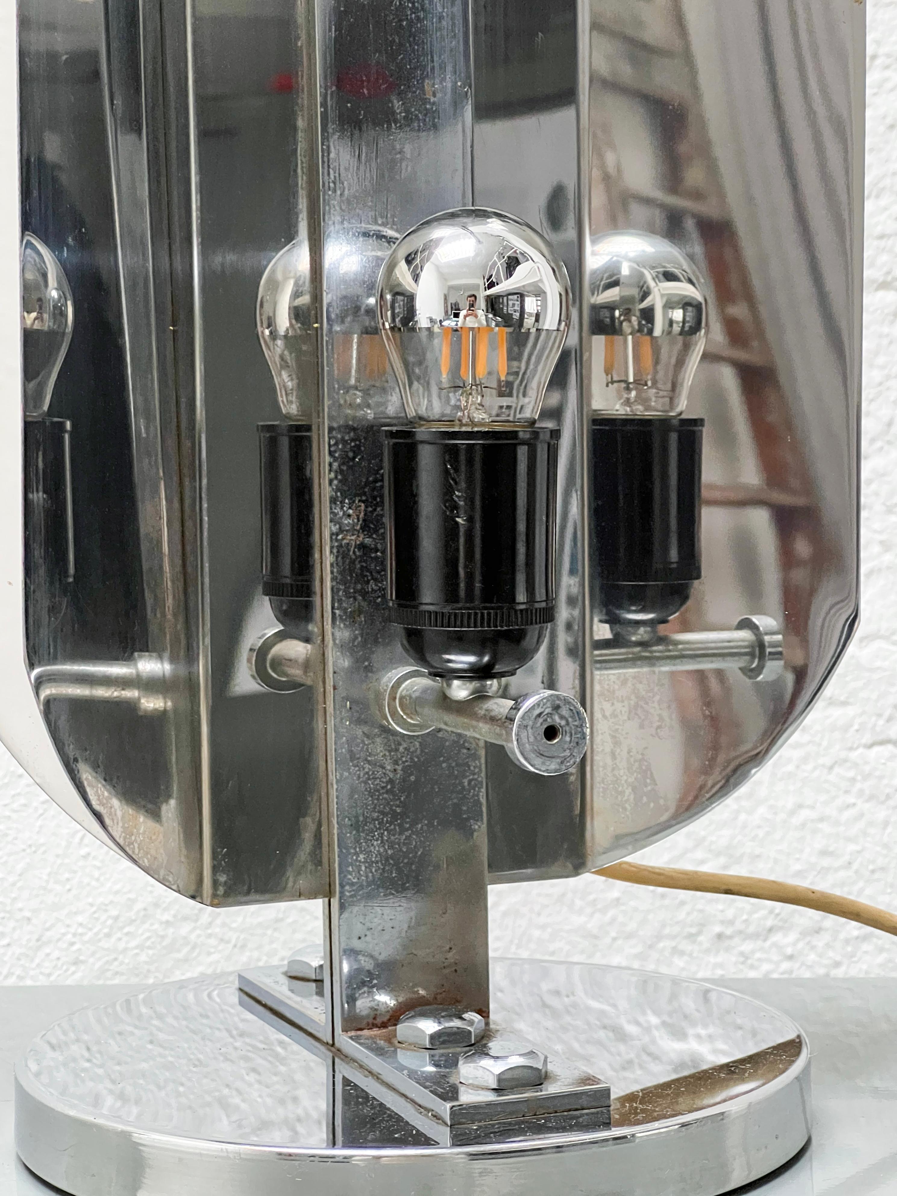 Sculptural table lamp in steel and glass, collectible Mid-Century design For Sale 2