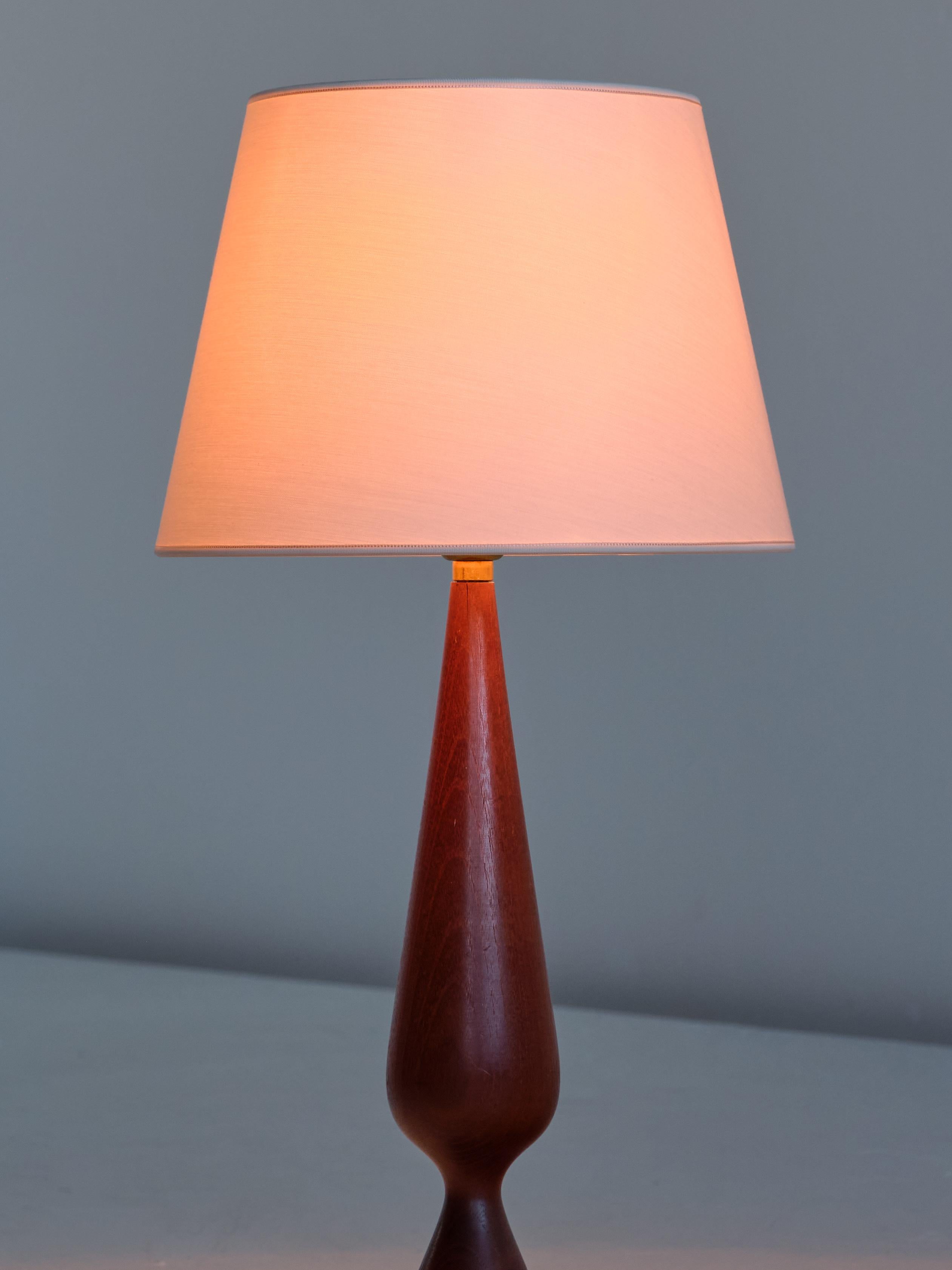 Tissu Lampe de bureau sculpturale en bois de teck et abat-jour tambour ivoire, Danemark, années 1960 en vente