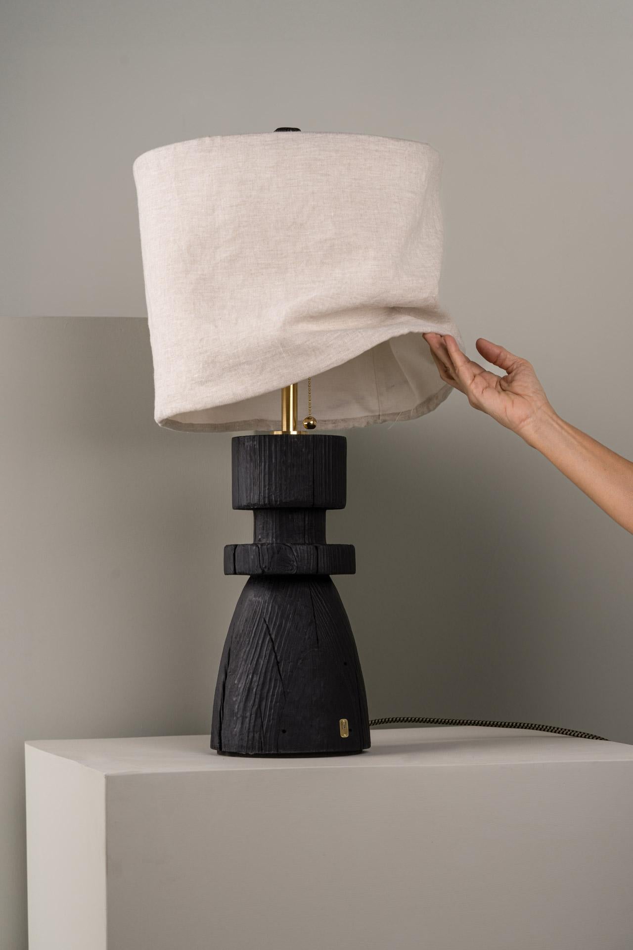 Skulpturale Tischlampe aus Mezquite-Holz mit flexiblem Leinenschirm (Organische Moderne) im Angebot