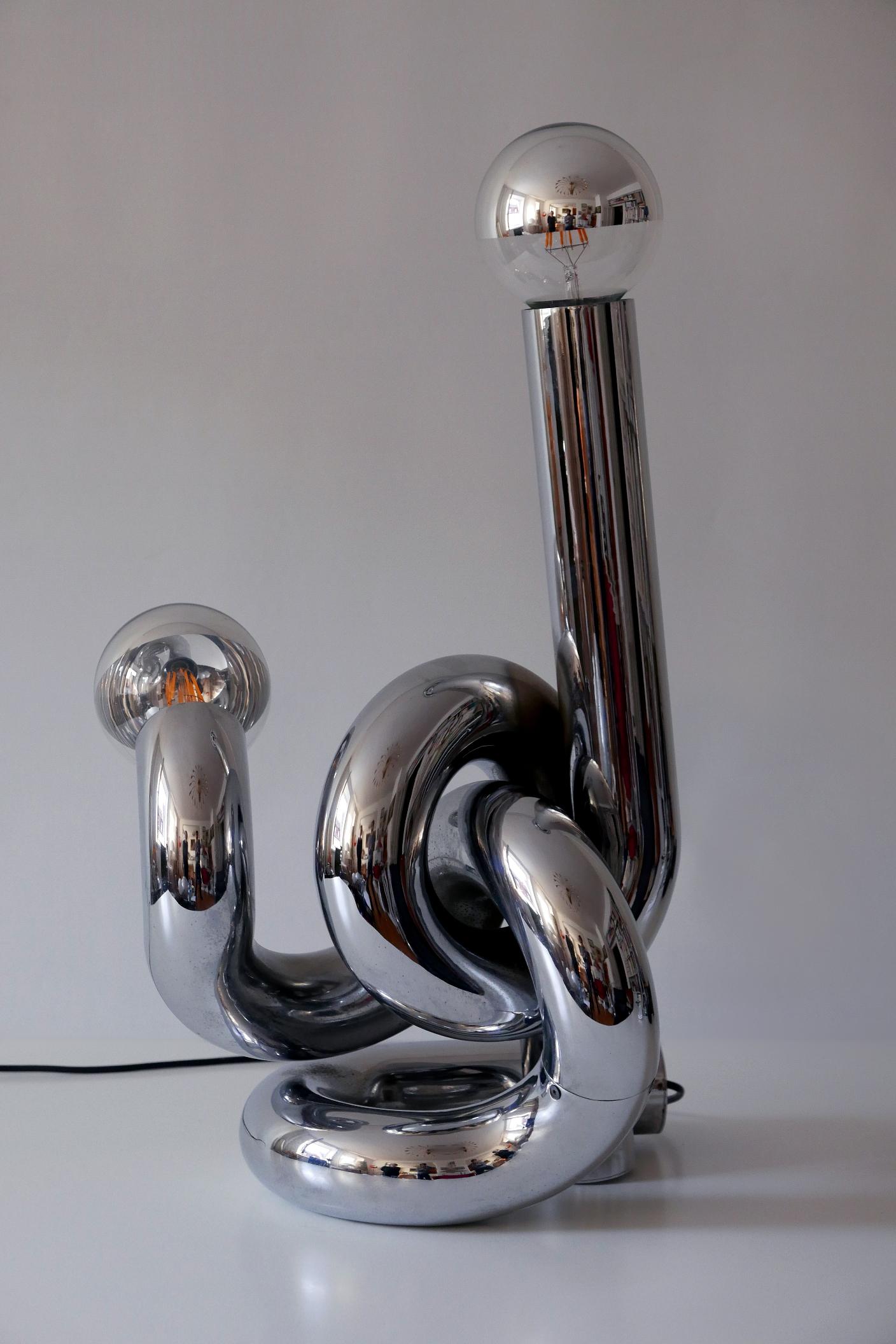 Gorgeous Mid-Century Modern light sculpture / table or floor lamp 'Bruco'. Designed by Giovanni Banci, Firenze, Italy, 1960s.

Executed in massive chrome-plated steel, the lamp comes with 2 x E27 / E26 Edison screw fit bulb sockets, is wired, in