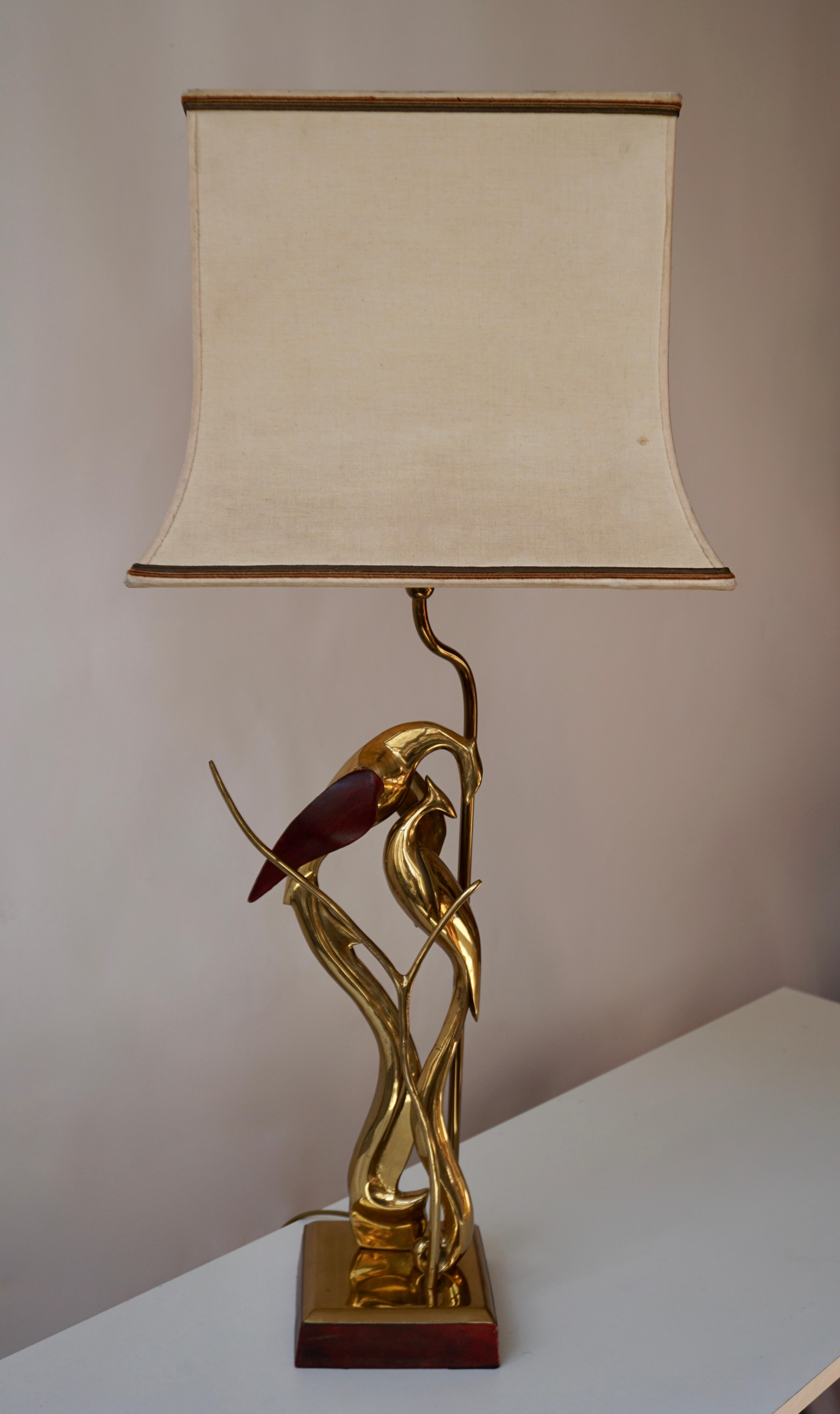 Hollywood Regency Lampe de table sculpturale avec oiseaux en laiton et cuir:: 1970 en vente