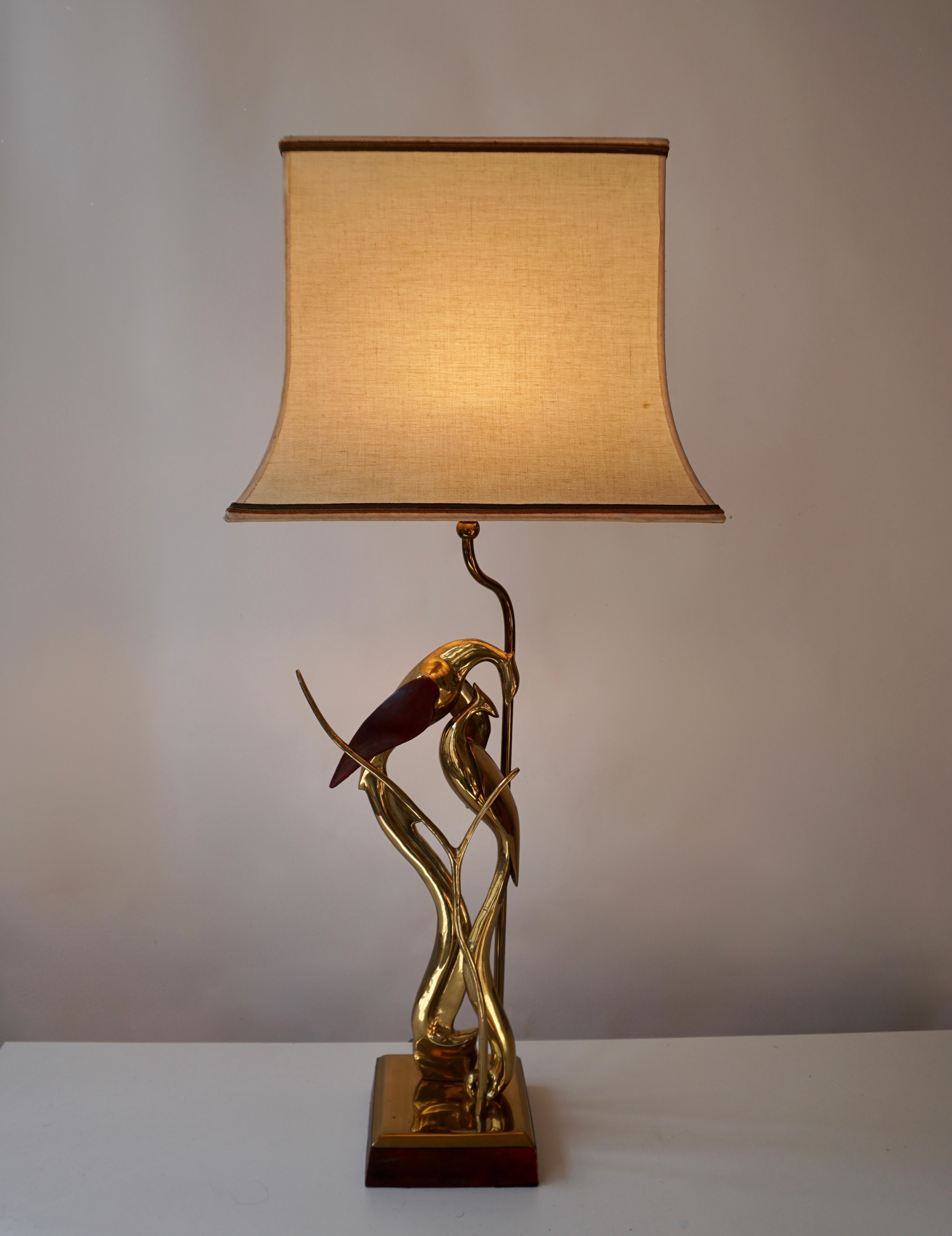 Hollywood Regency Sculptural Table Lamp with Birds in Brass and Leather, 1970s For Sale