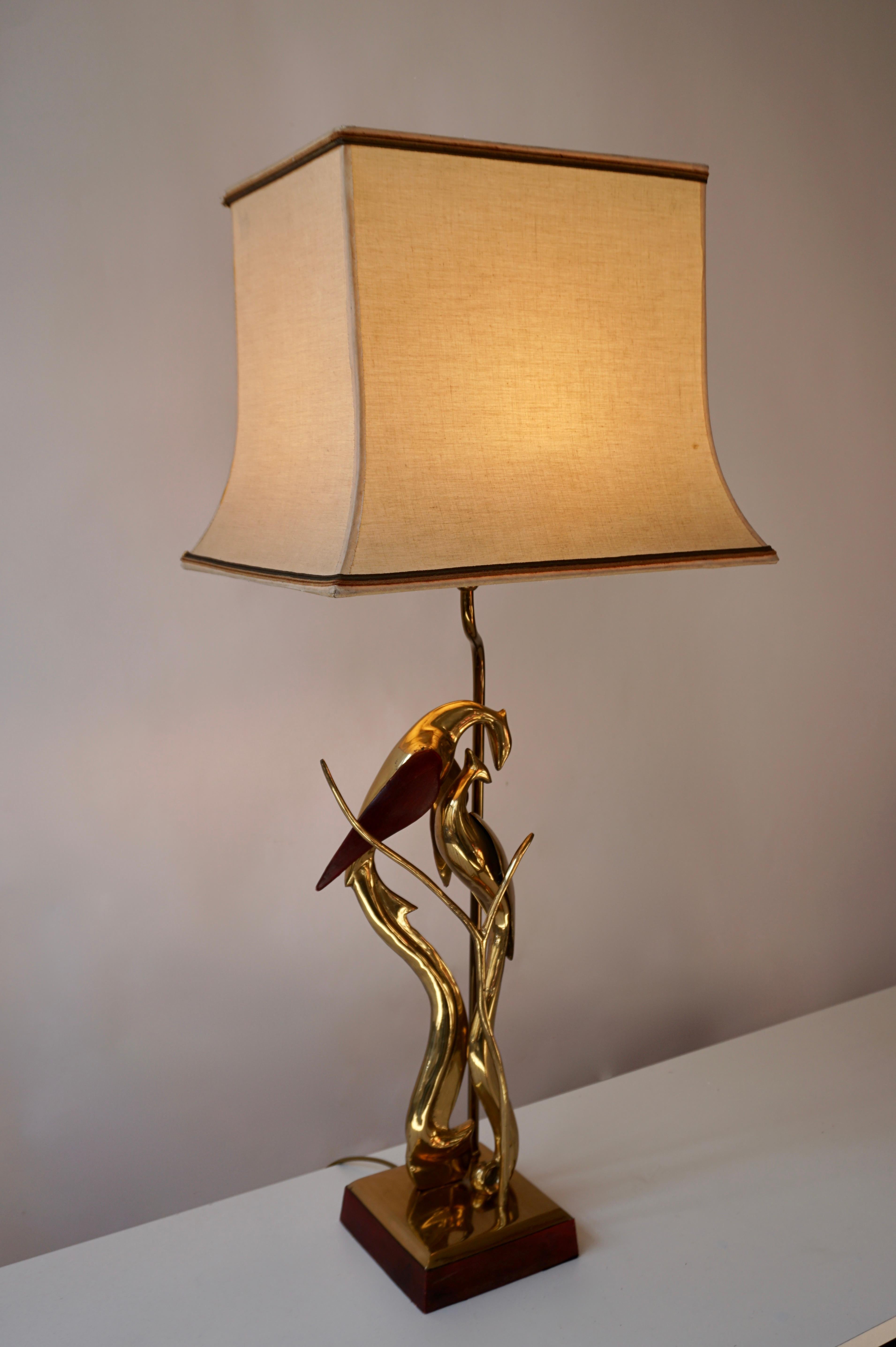 Italian Sculptural Table Lamp with Birds in Brass and Leather, 1970s For Sale