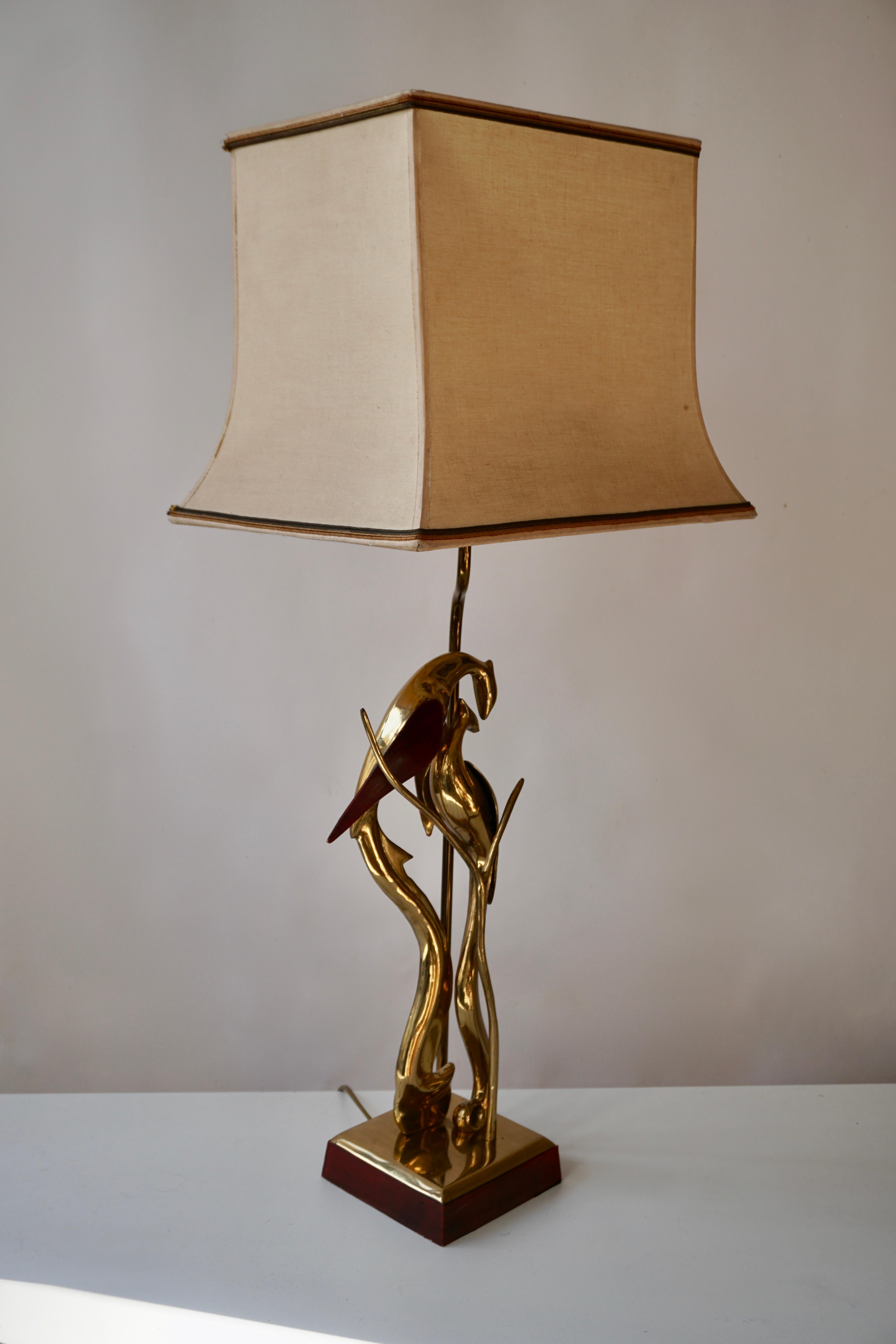 20ième siècle Lampe de table sculpturale avec oiseaux en laiton et cuir:: 1970 en vente