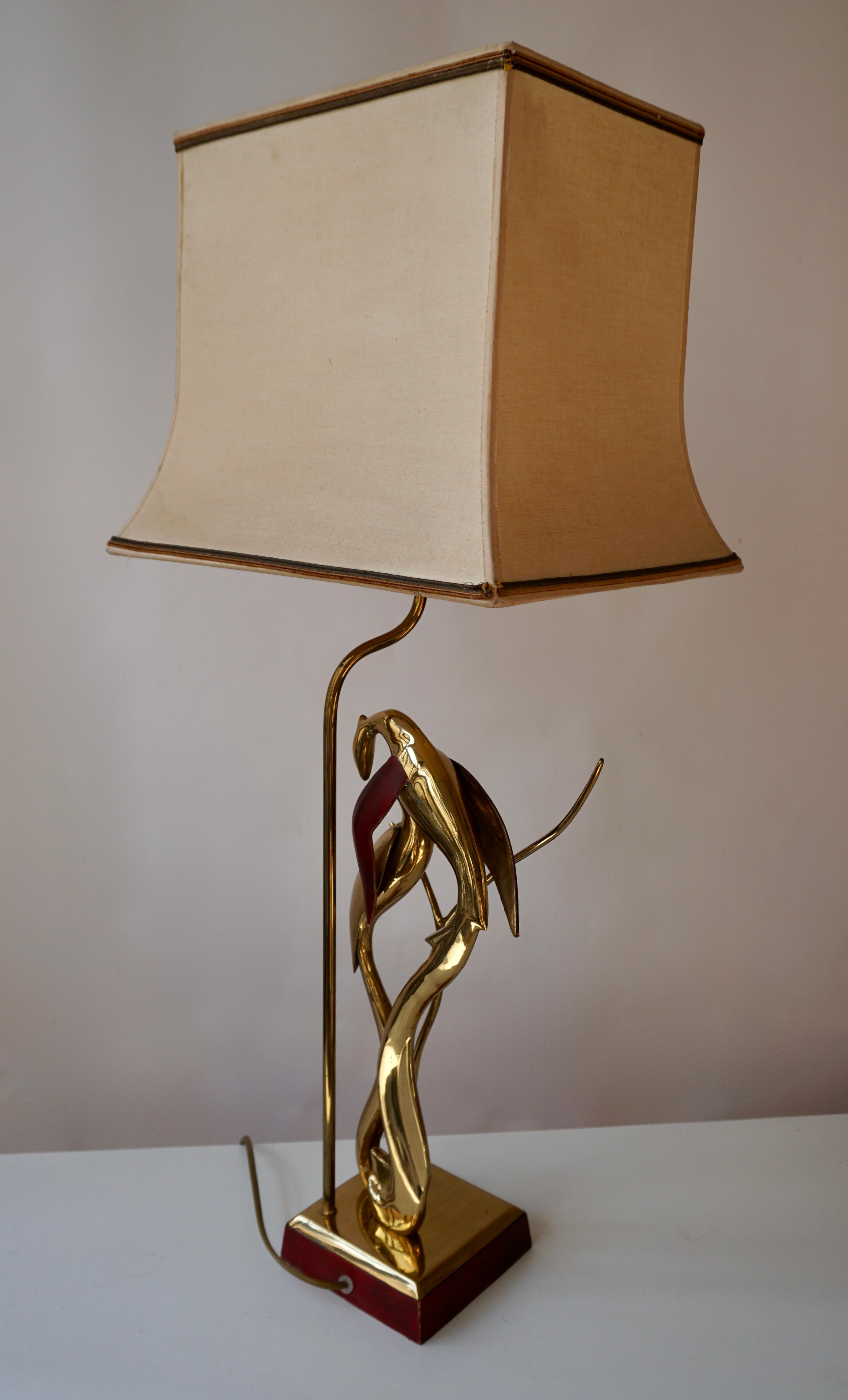 Laiton Lampe de table sculpturale avec oiseaux en laiton et cuir:: 1970 en vente