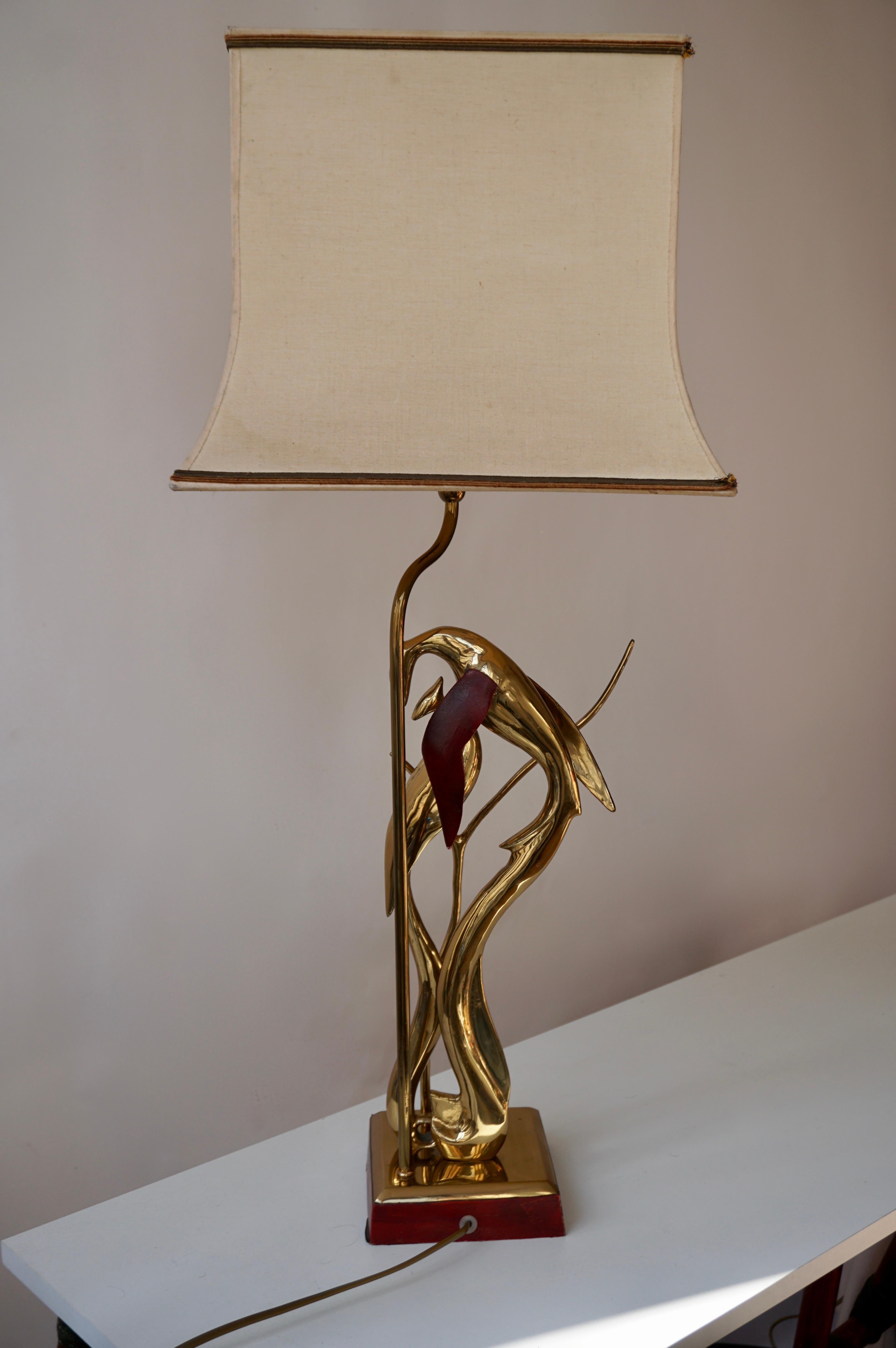 Sculptural Table Lamp with Birds in Brass and Leather, 1970s For Sale 1