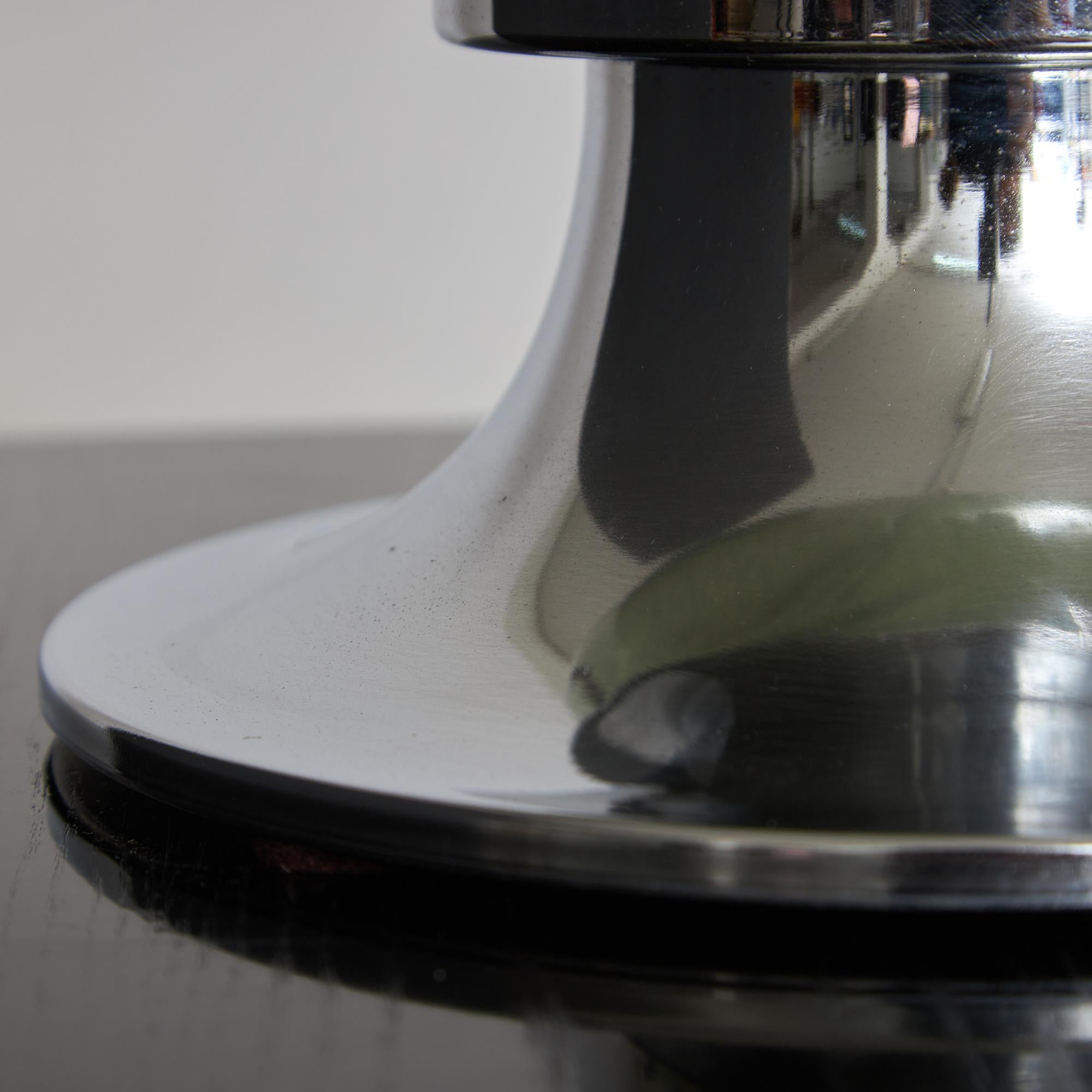 Lampe de table sculpturale avec globe en verre bullé et chrome en vente 5