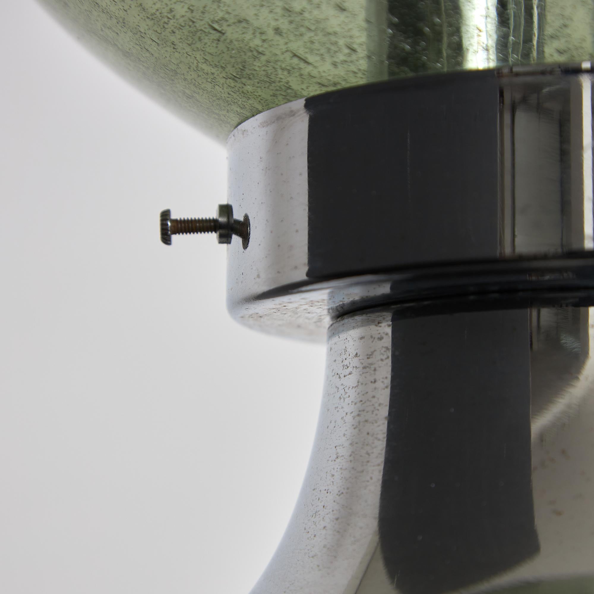 Lampe de table sculpturale avec globe en verre bullé et chrome en vente 3
