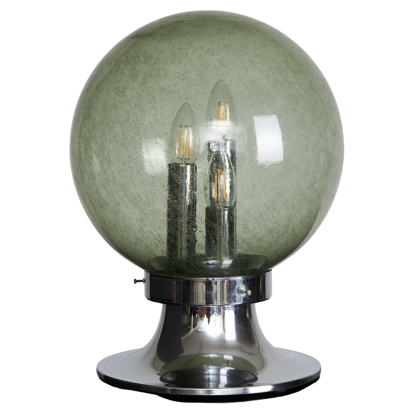 Lampe de table sculpturale avec globe en verre bullé et chrome