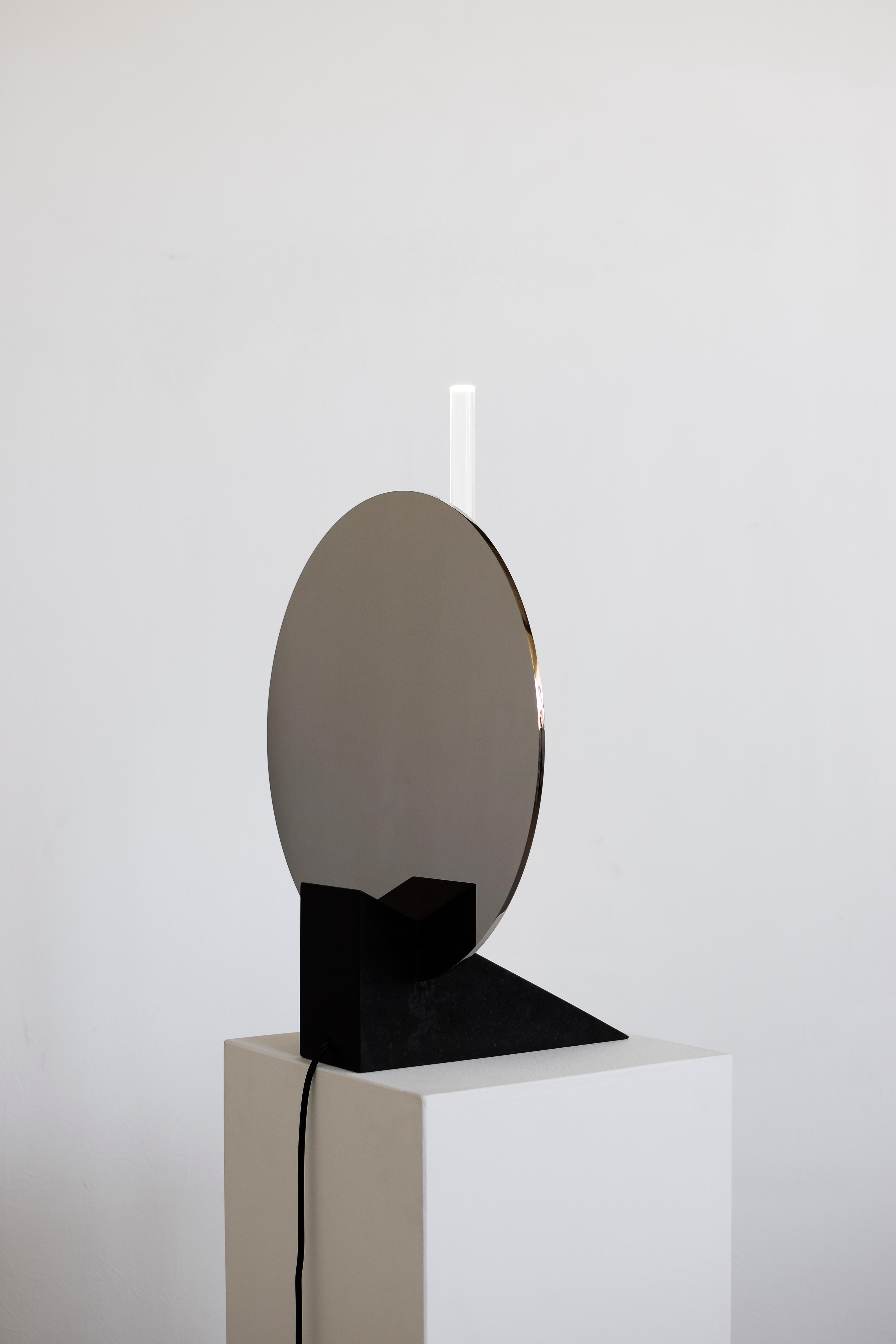 Skulpturale Tischlampe mit Spiegel, Maximilian Michaelis (Organische Moderne) im Angebot