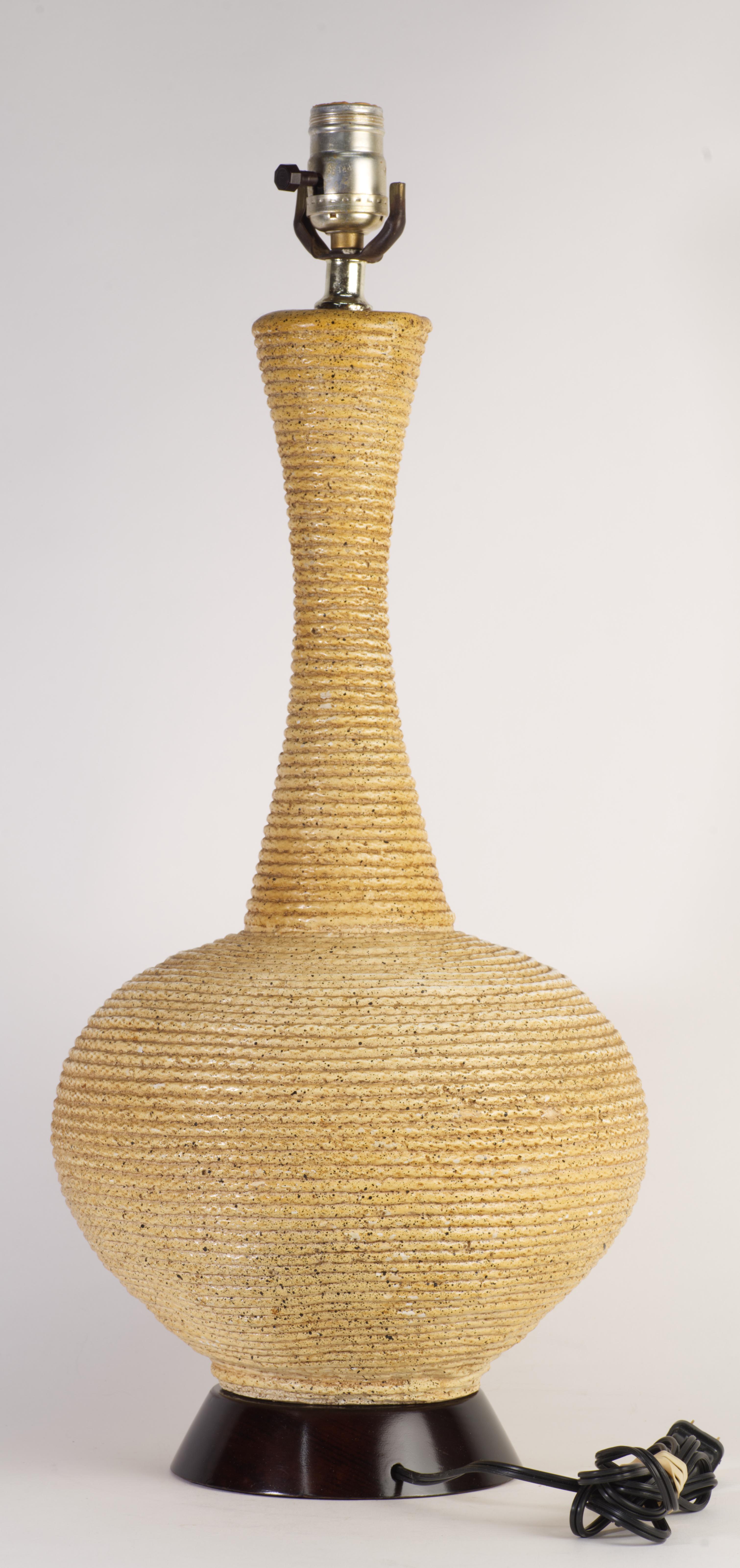 Mid-Century Modern Lampe de table sculpturale avec texture de corde, céramique et Wood, Mid Century Modern en vente