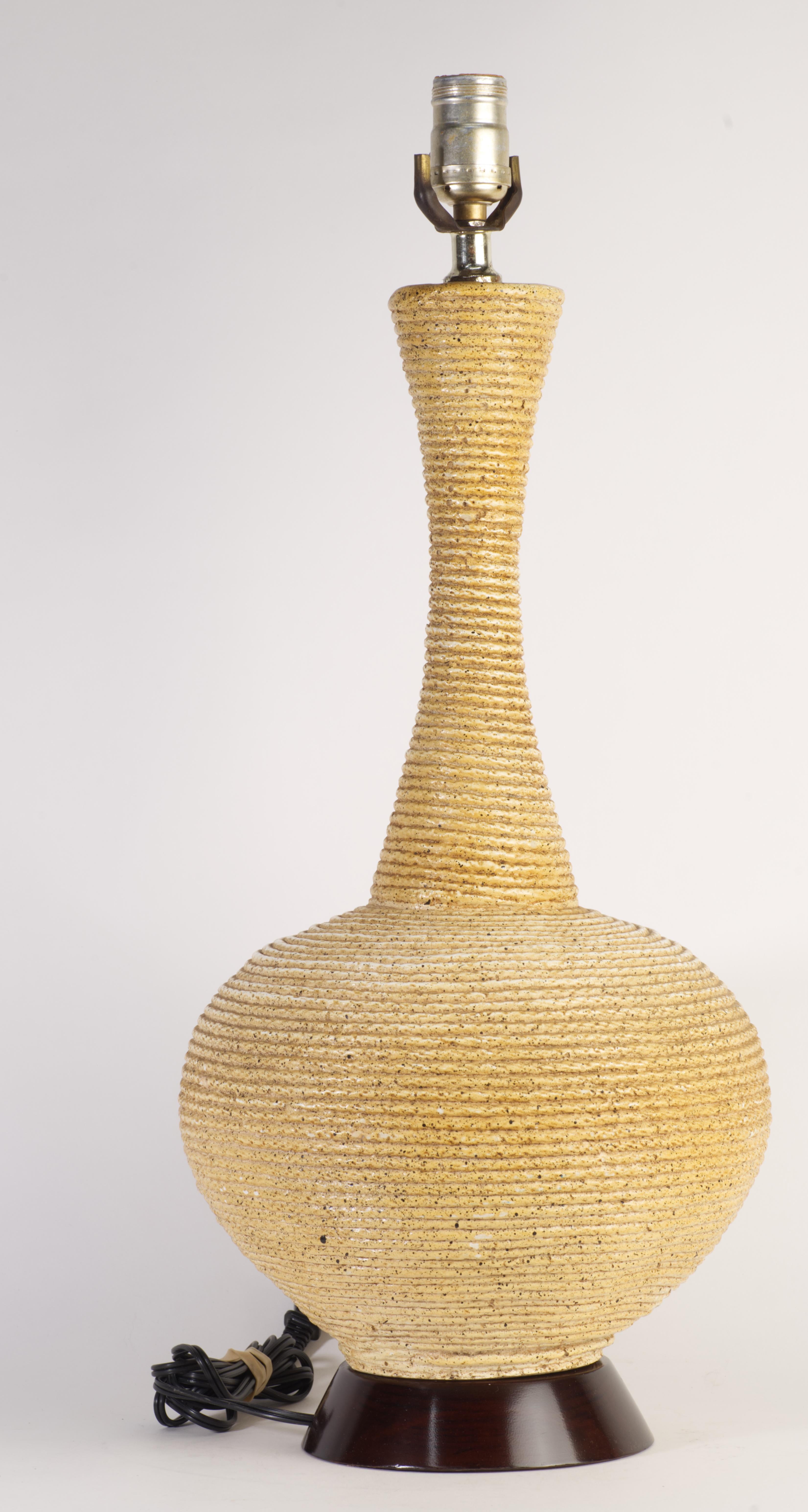 Américain Lampe de table sculpturale avec texture de corde, céramique et Wood, Mid Century Modern en vente